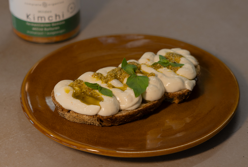 Sauerteigbrot mit aufgeschlagener Frischkaesecreme, Pesto und Mildem Kimchi
