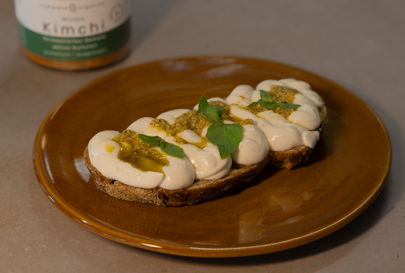 Sauerteigbrot mit aufgeschlagener Frischkaesecreme, Pesto und Mildem Kimchi