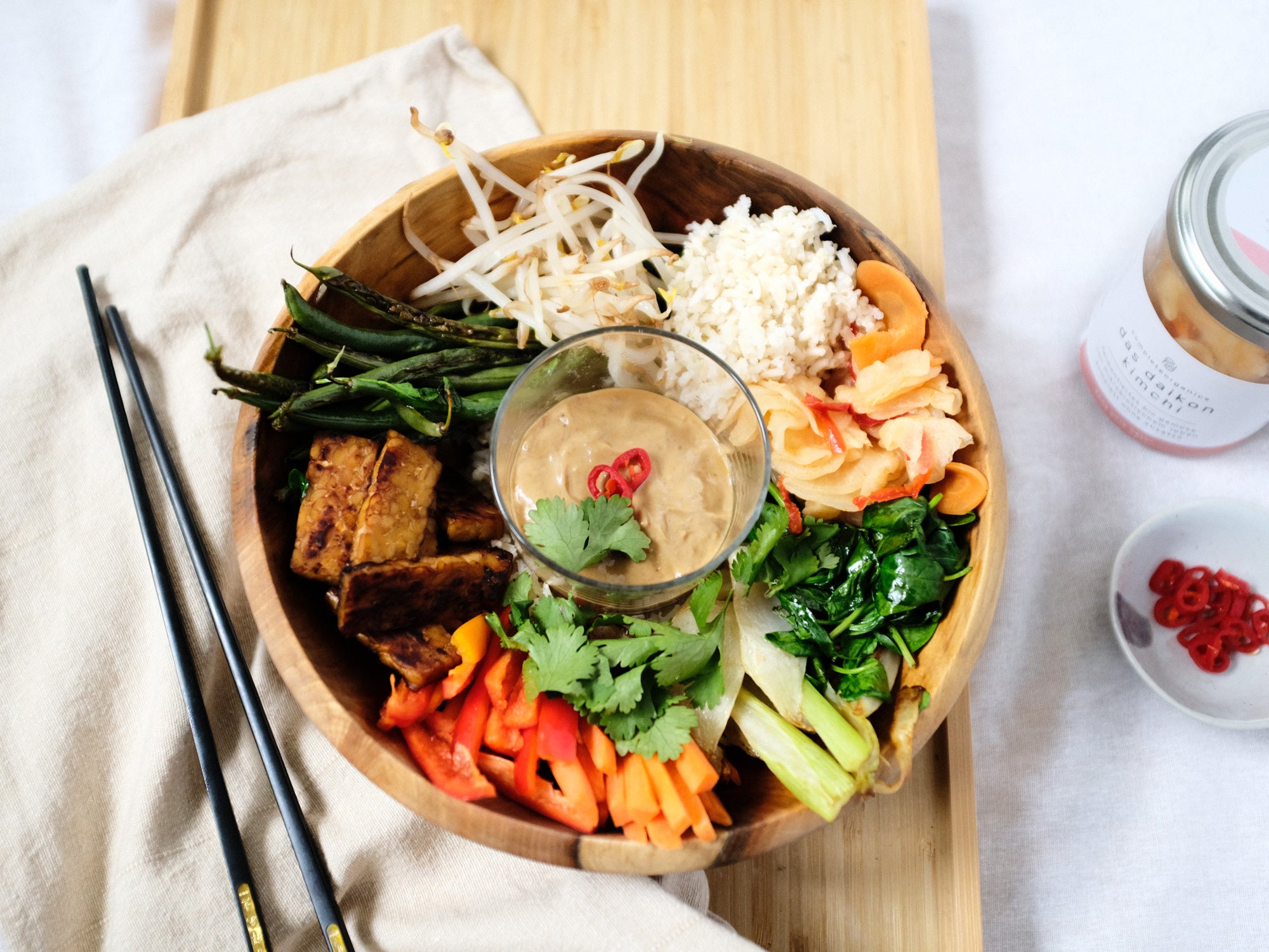 Indonesisches Gado-Gado mit daikon kimchi