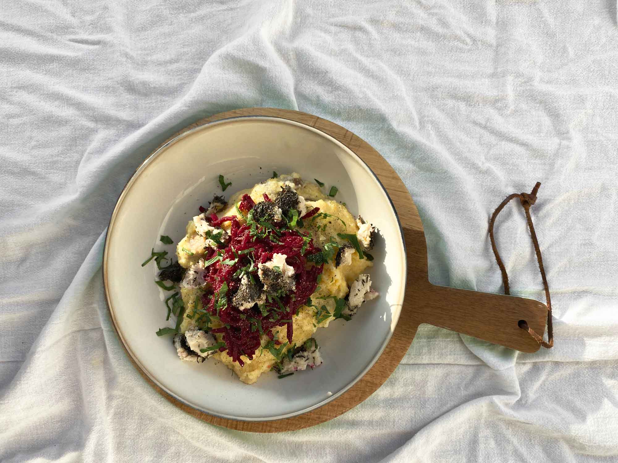 Maronenpolenta mit goji rote beete und Käsealternative