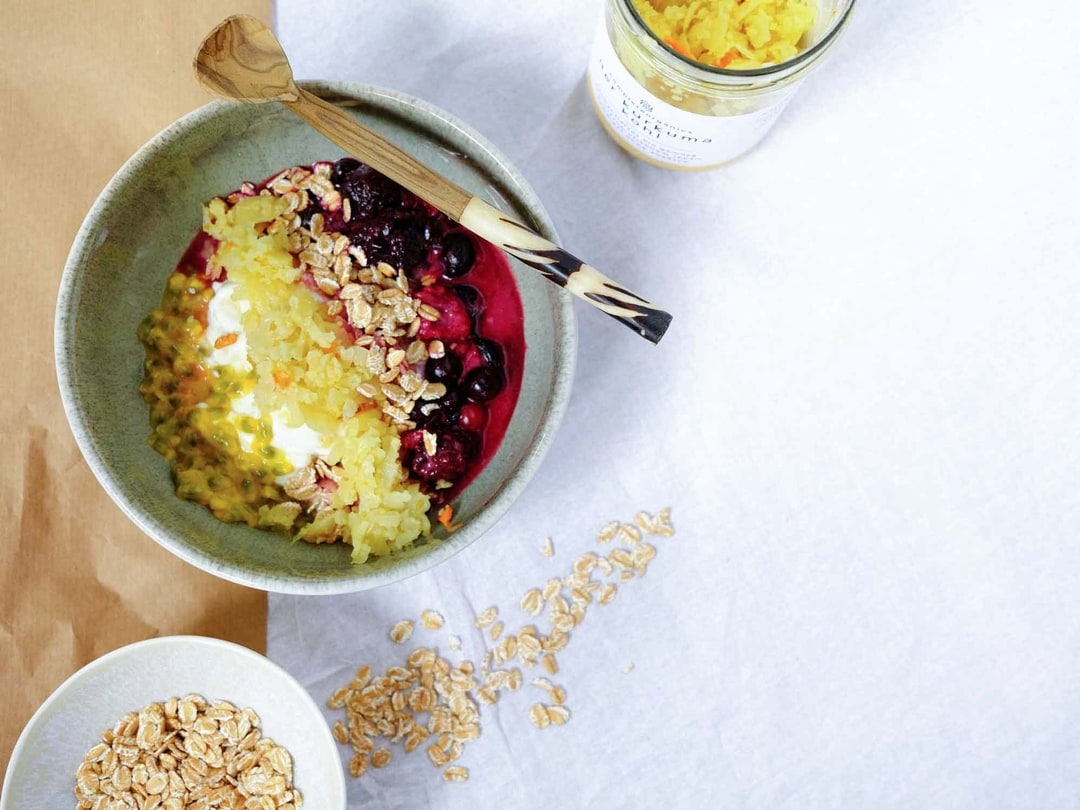 Frühstücksbowl mit kurkuma blumenkohl und Früchten