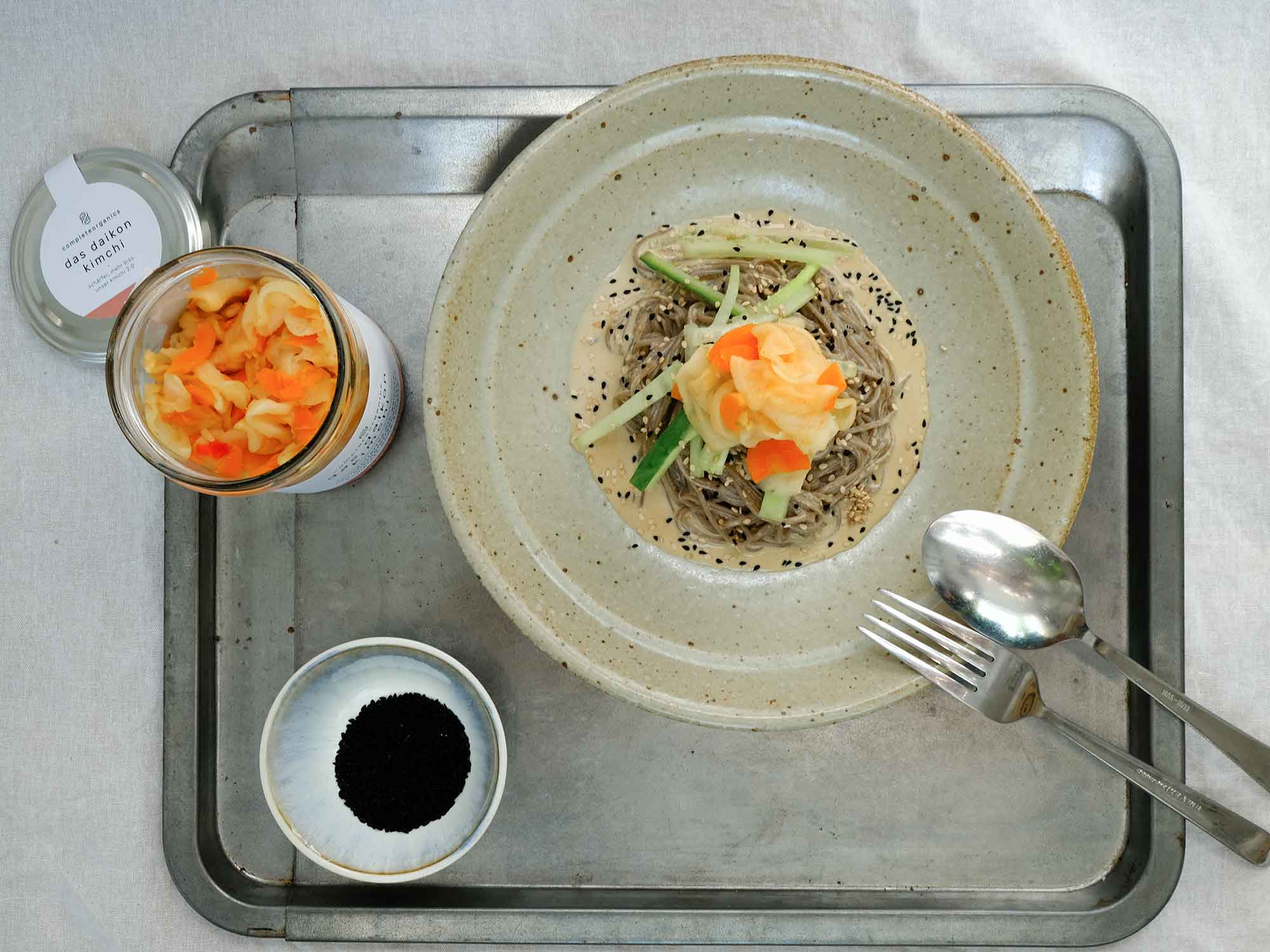 Soba Nudeln mit daikon kimchi und Tahini-Dressing