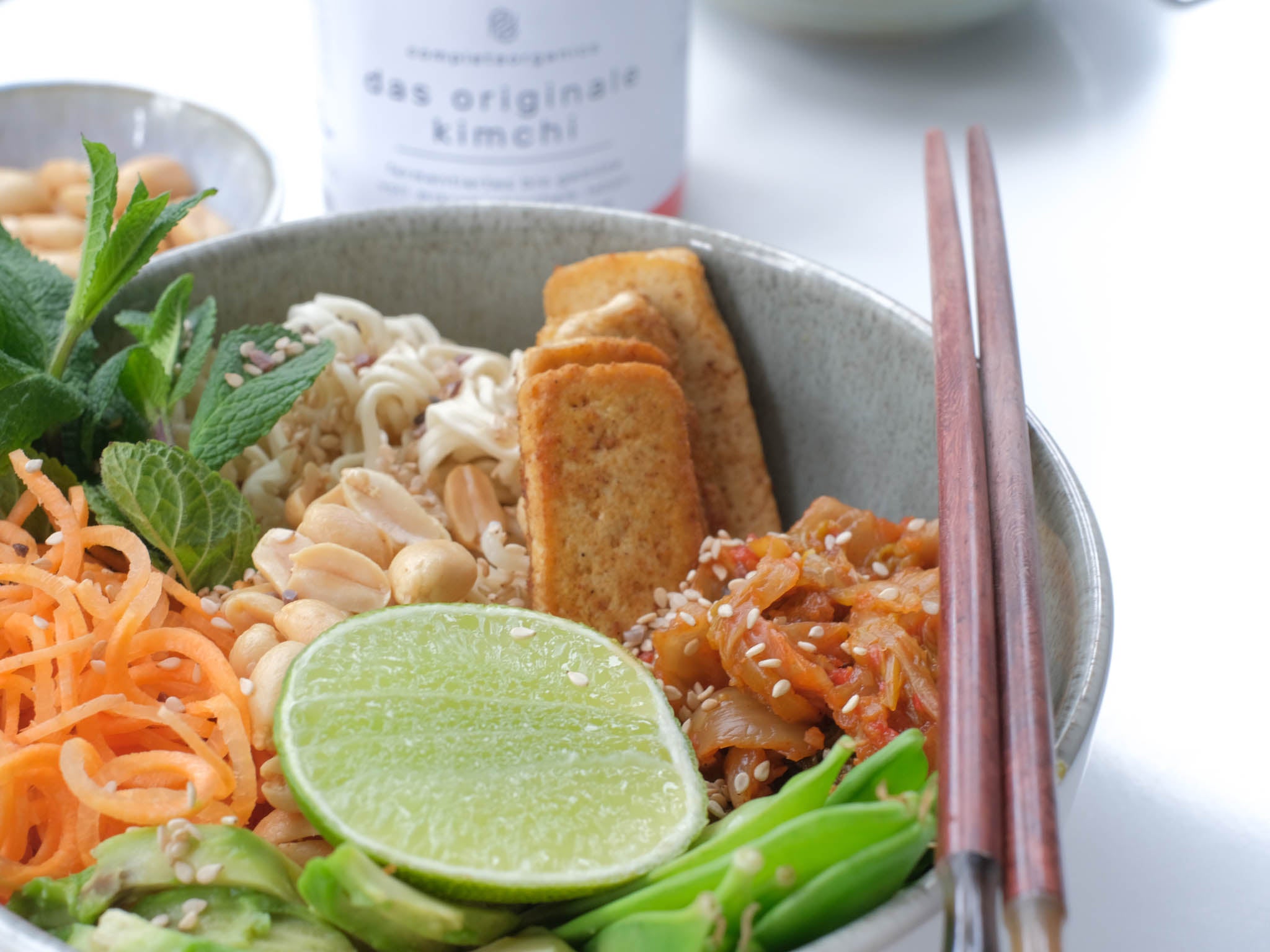 Frisch-sommerliche Bowl mit original kimchi