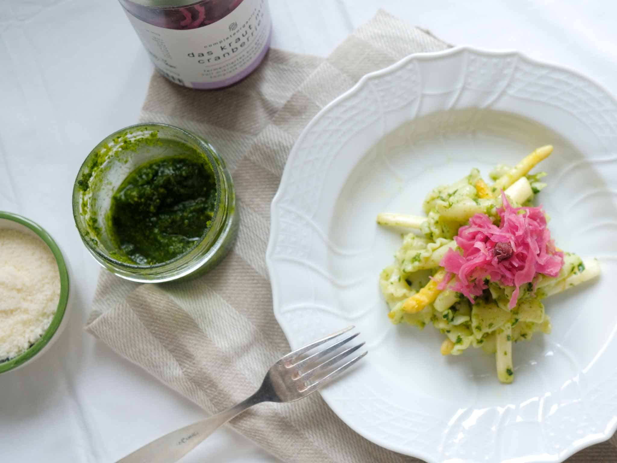 Spargel-Pasta mit Bärlauchpesto und blueberry kraut