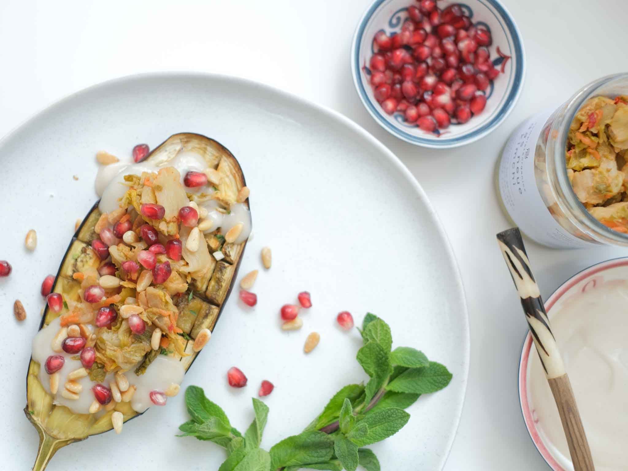 Gebackene Aubergine mit Granatapfel und Kimchi