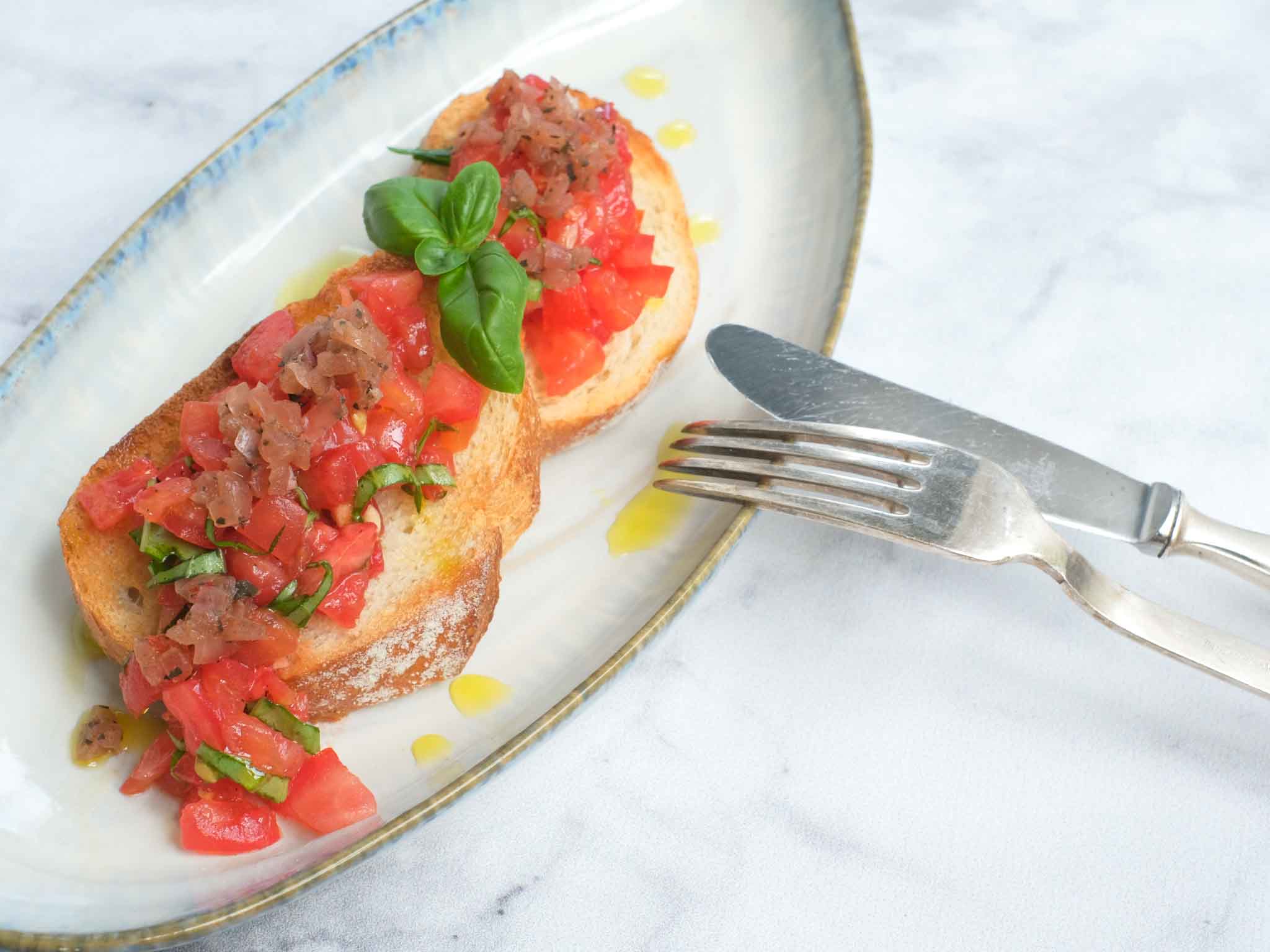 Bruschetta getoppt mit veggie salsa