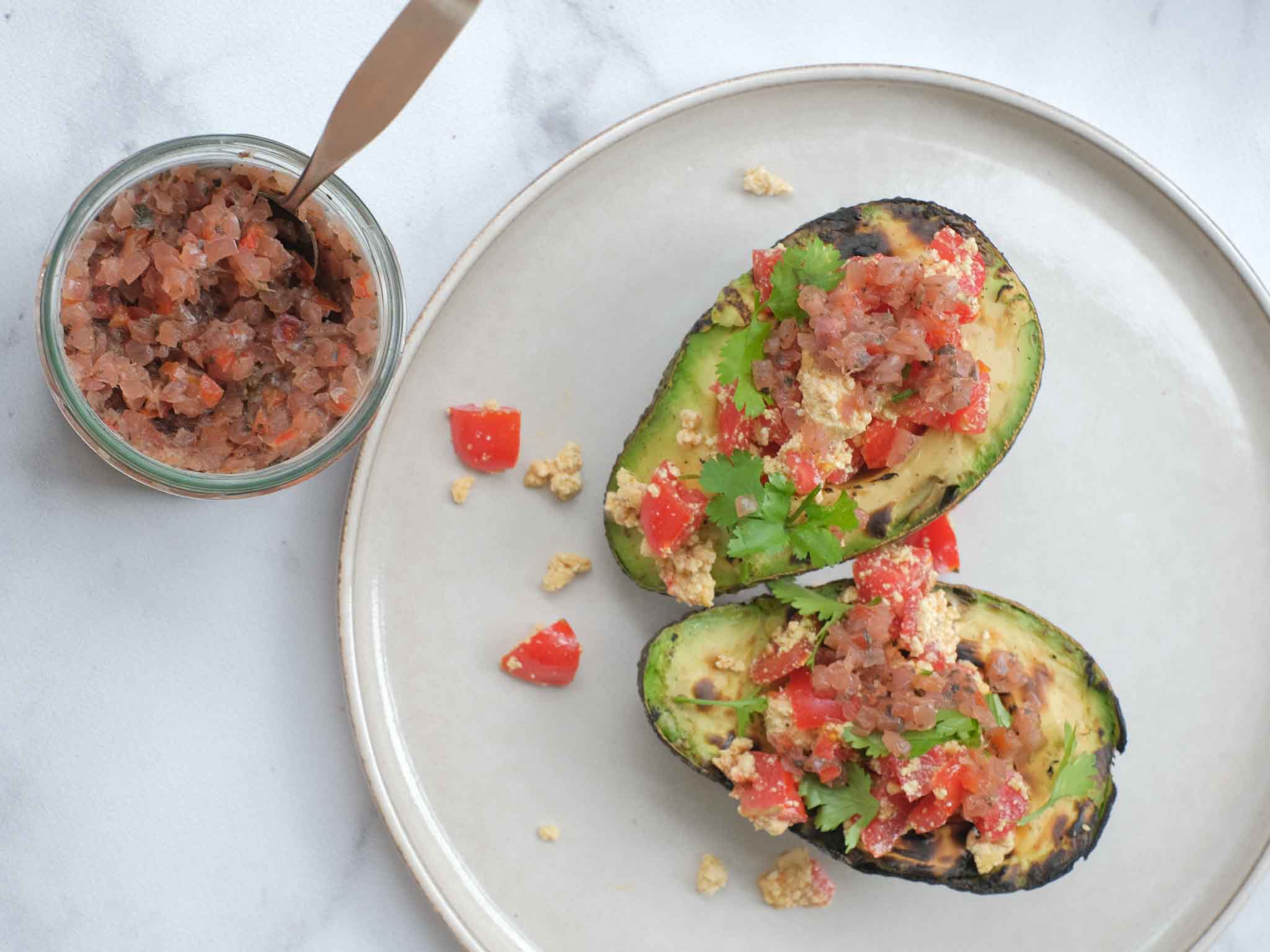 Avocado vom Grill mit Tomaten, Tofu und veggie salsa