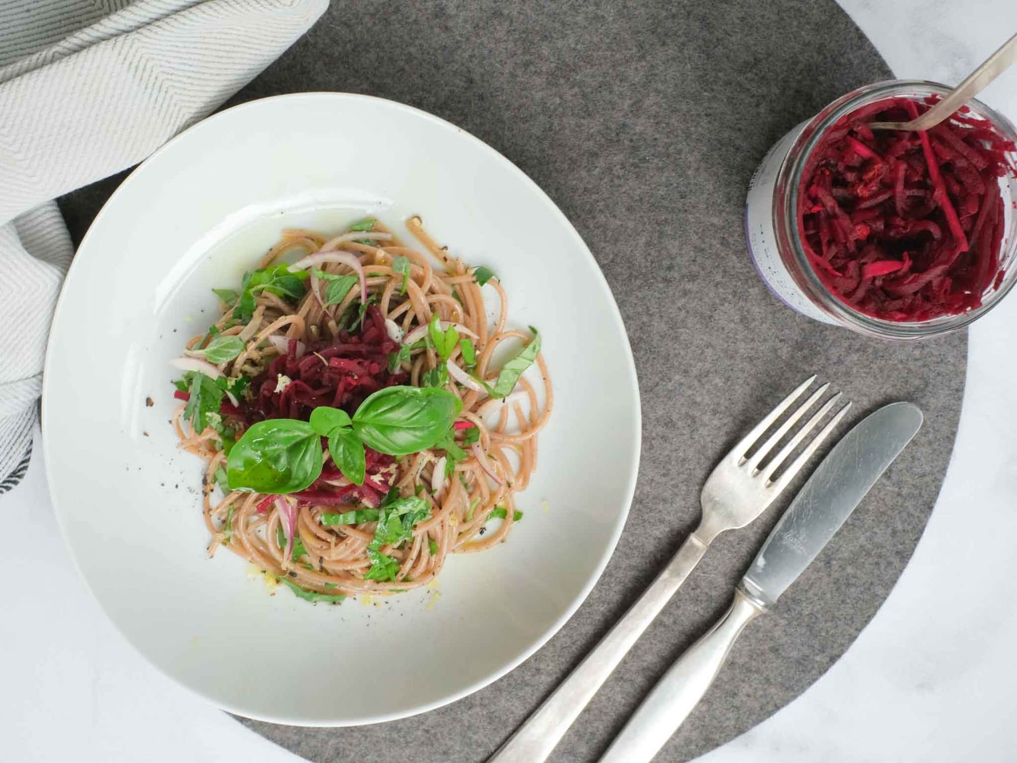 Kalte Pasta in Granatapfel-Zitronendressing mit goji rote beete