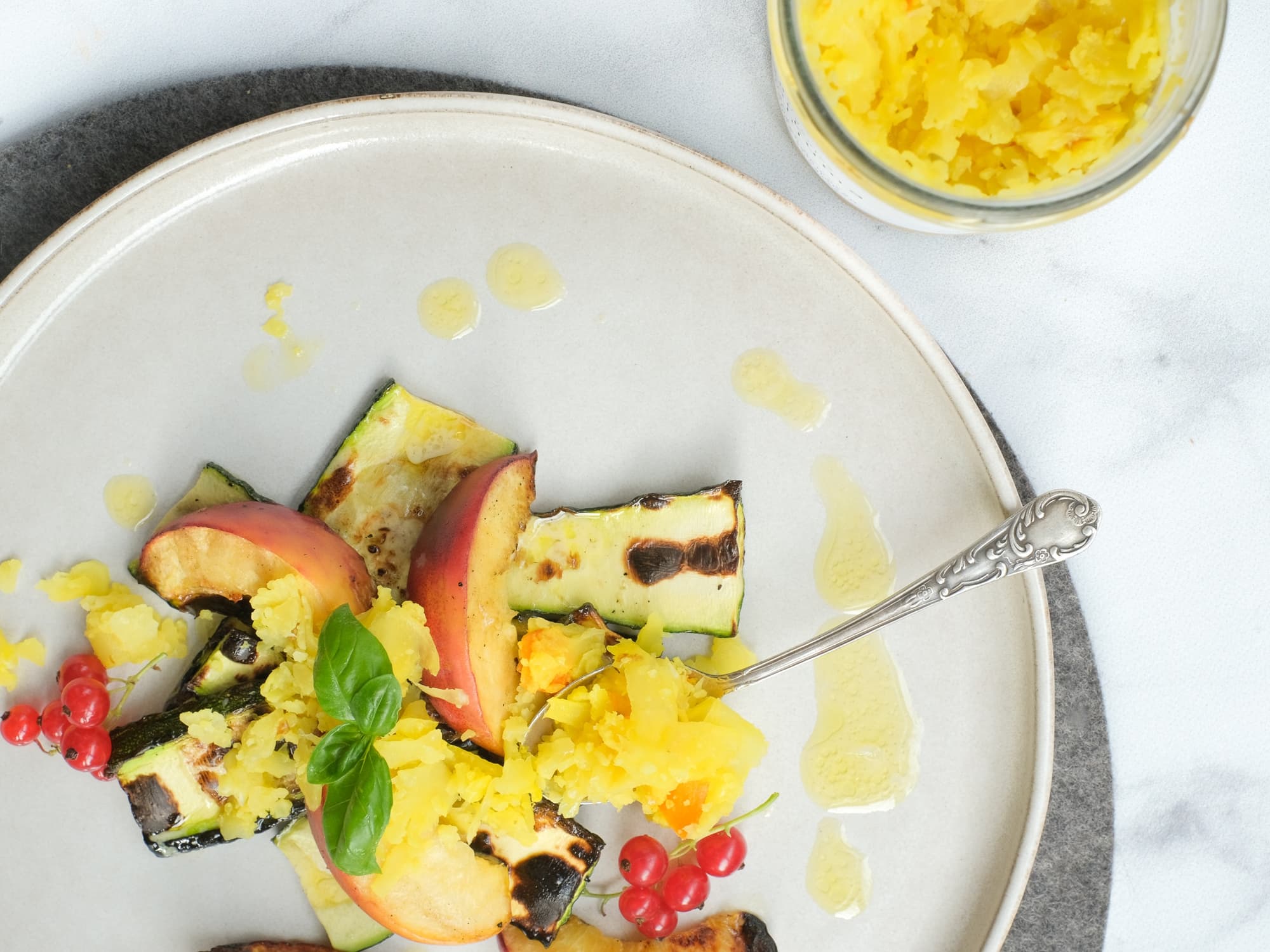 Sommersalat mit gegrillten Pfirsichen, Zucchini und kurkuma blumenkohl