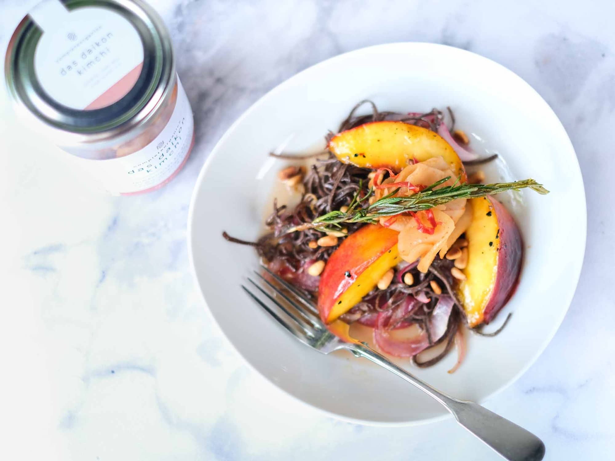 Black-Bean-Spaghetti mit Nektarinen und daikon kimchi