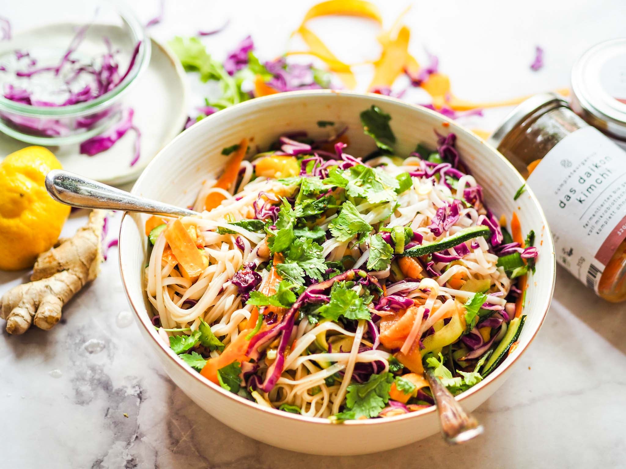 Asiatischer Reisbandnudelsalat mit daikon kimchi