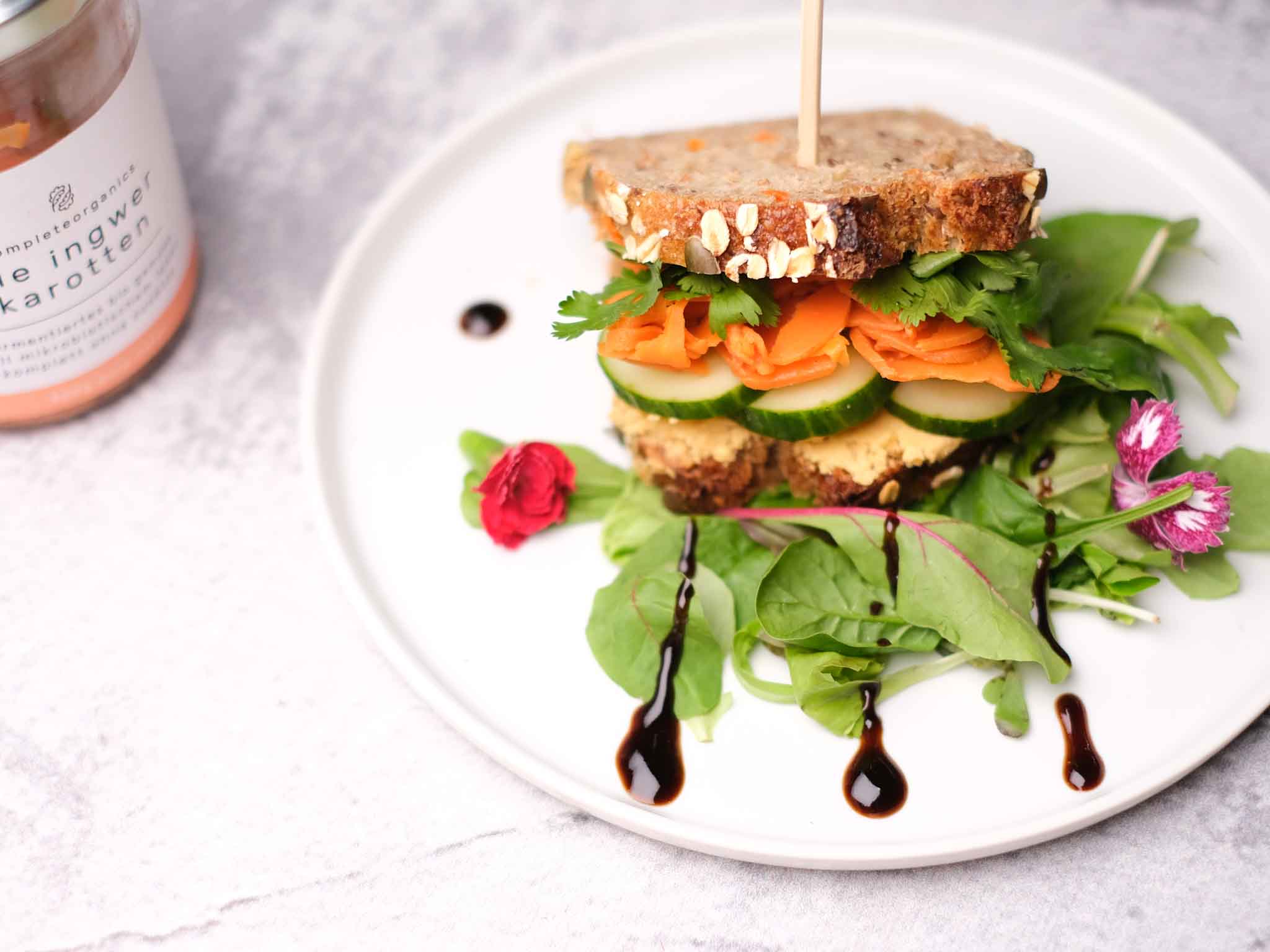 Vollkorn-Sandwich mit ingwer karotte und Hummus