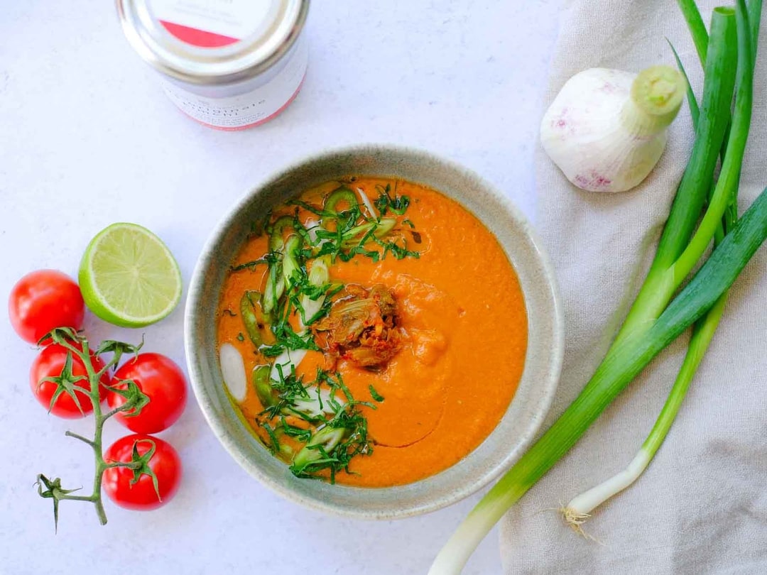 Spanische Gazpacho mit original kimchi