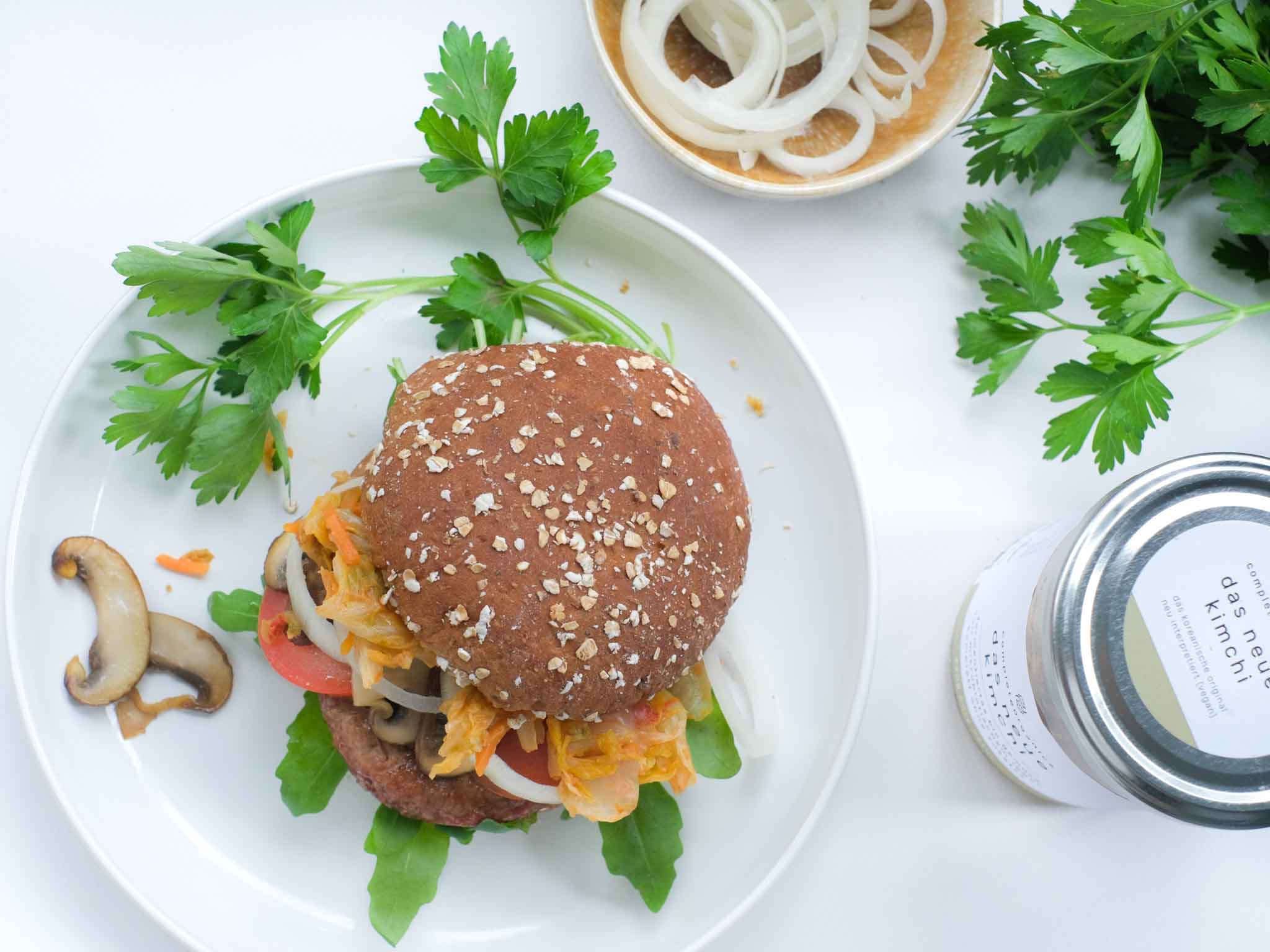 Veganer Burger mit Kimchi