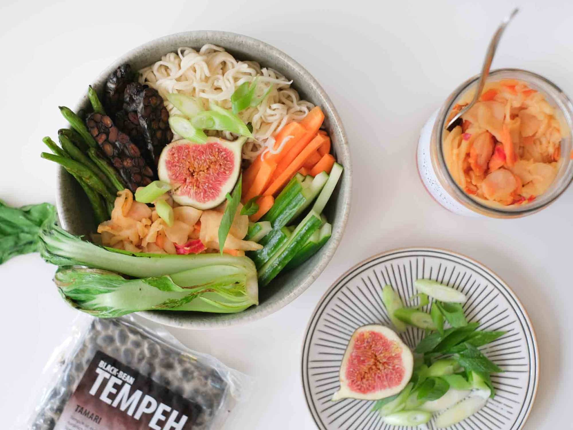 Buddha Bowl mit daikon kimchi und Black-Bean-Tempeh