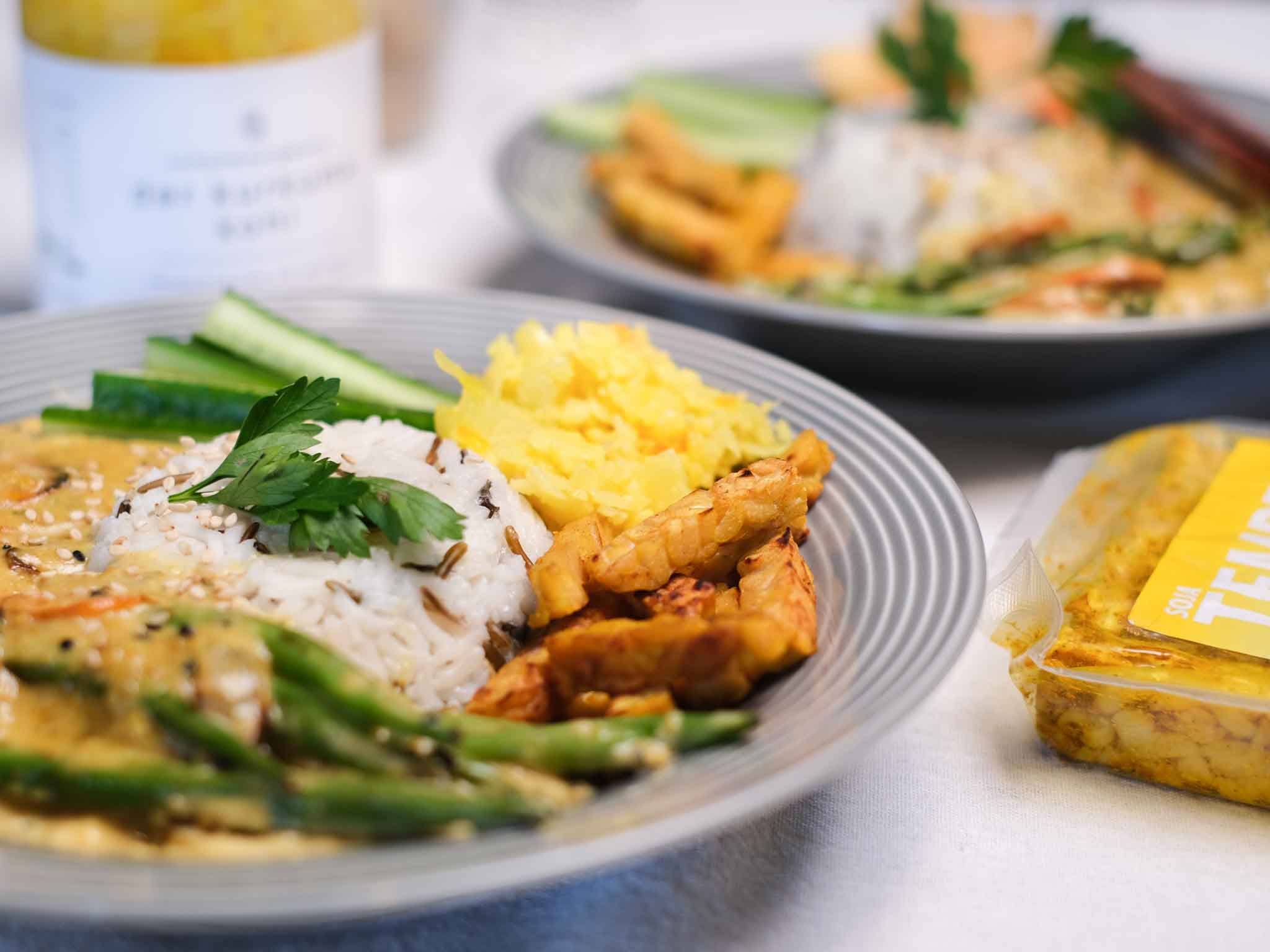 Einfaches Kokos-Curry mit kurkuma blumenkohl, daikon kimchi und Tempeh