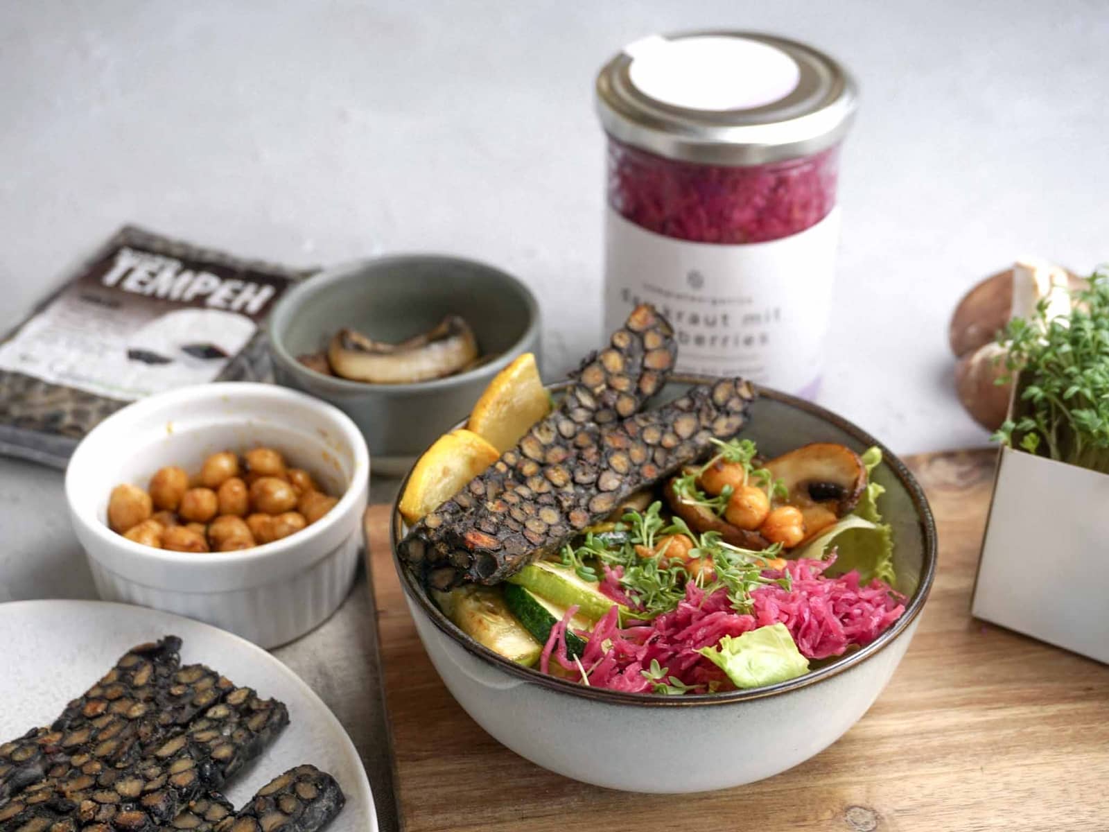 Bunte Gemüsebowl mit Black Bean Tempeh und blueberry kraut