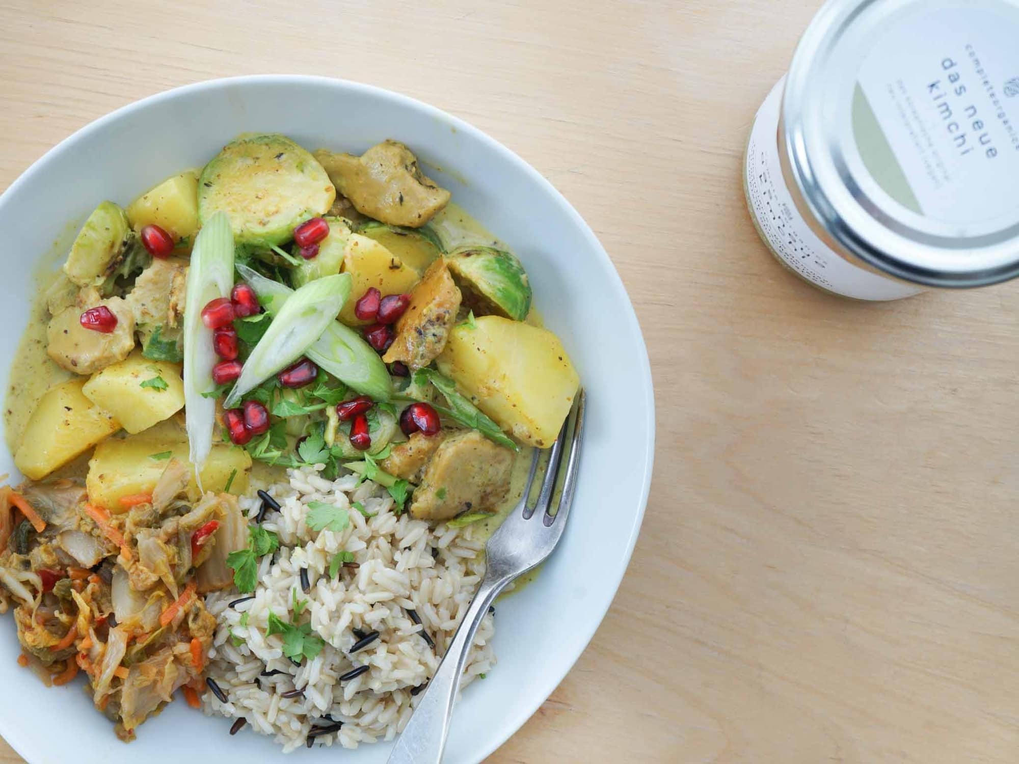 Rosenkohl-Kartoffel-Curry mit Kimchi und Planted.Chicken