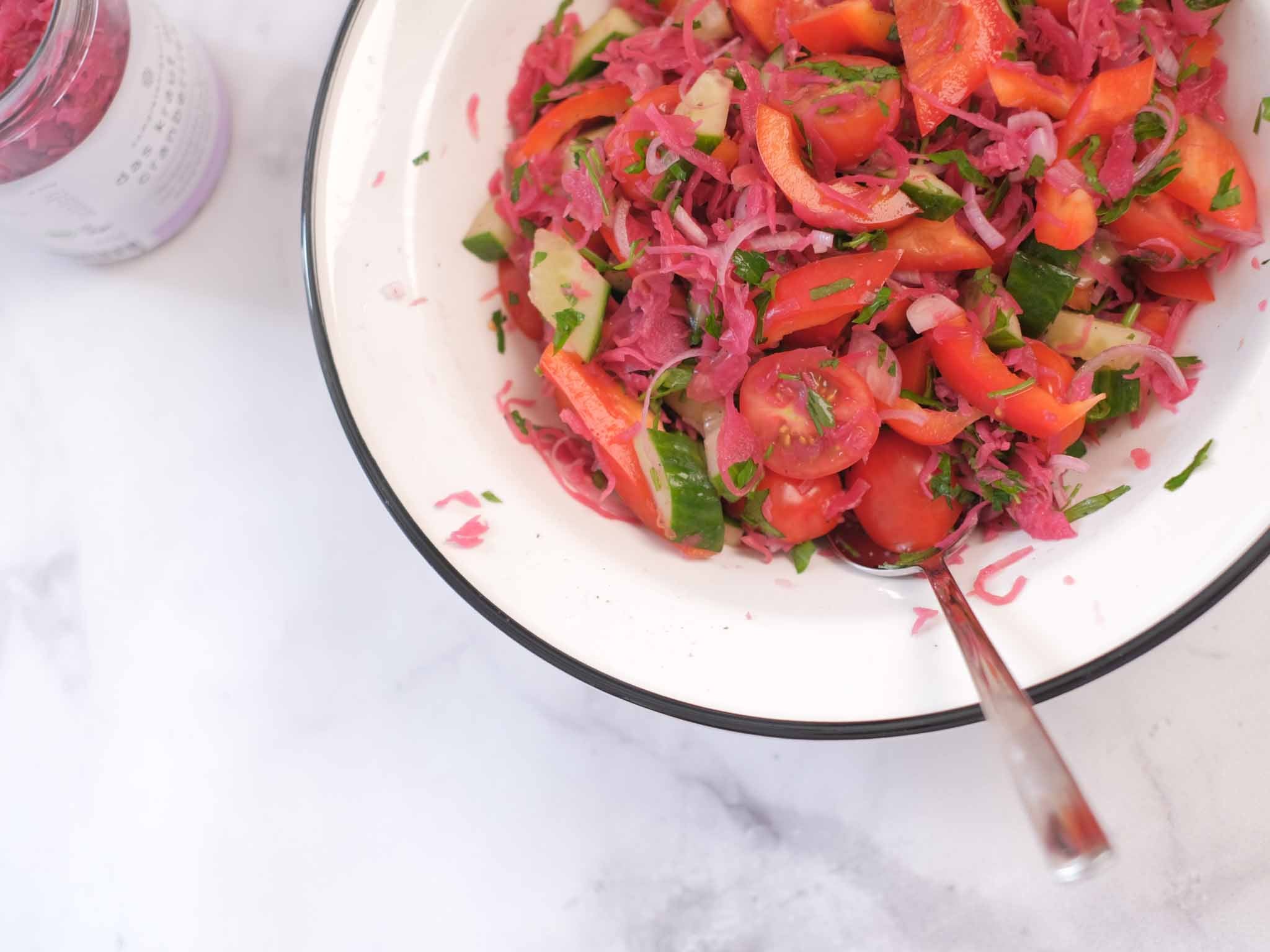 Bauernsalat aus Gurke, Paprika, Zwiebeln und blueberry kraut