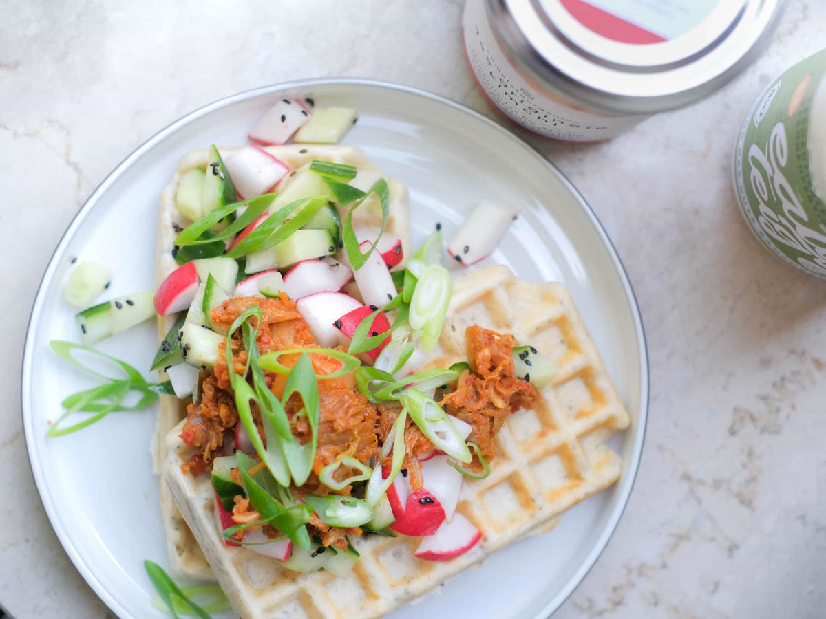 Frische Waffeln mit Frühlingszwiebeln und original kimchi 