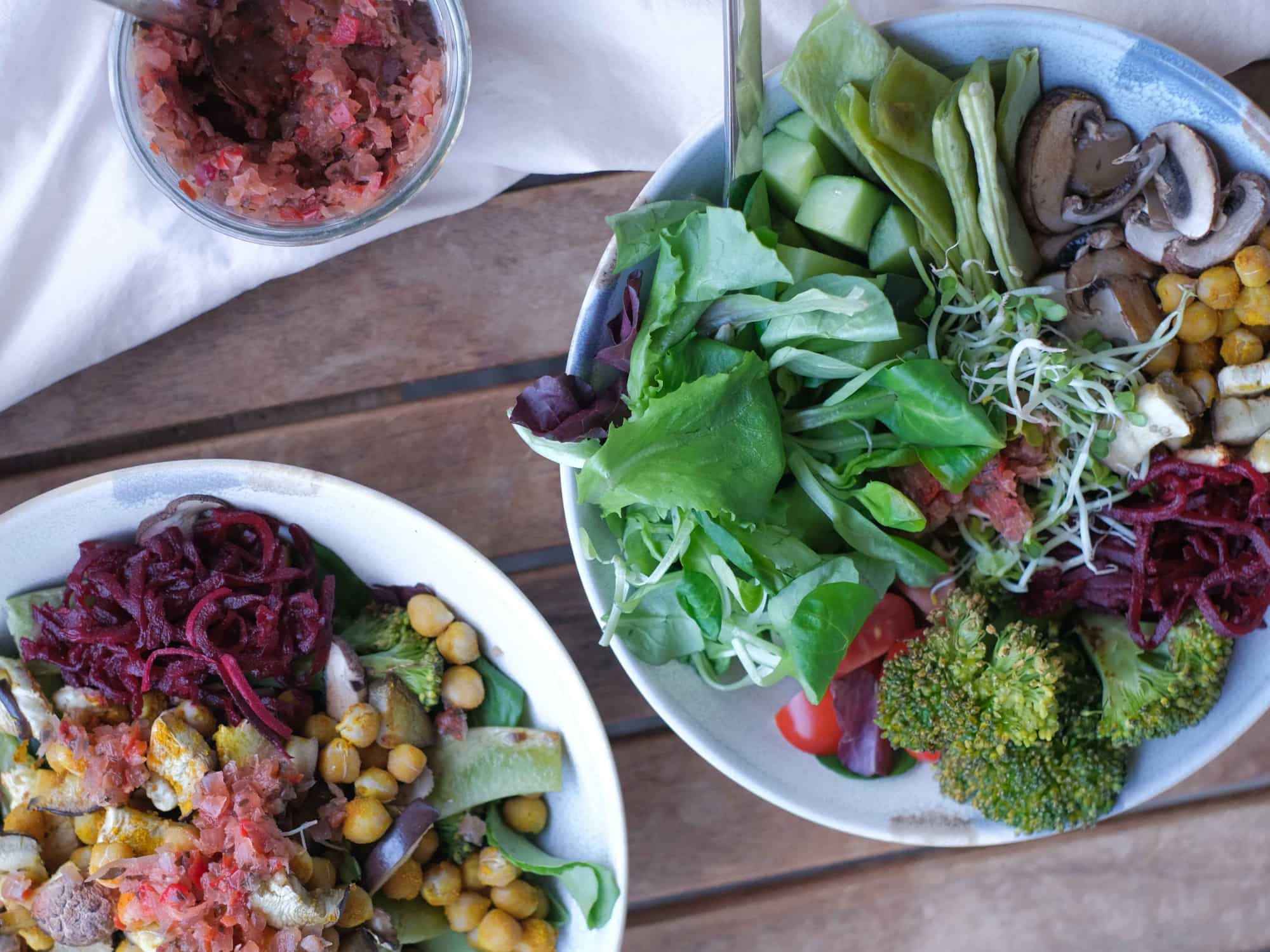 Sommerlich-frische Buddha Bowl mit goji rote beete und veggie salsa