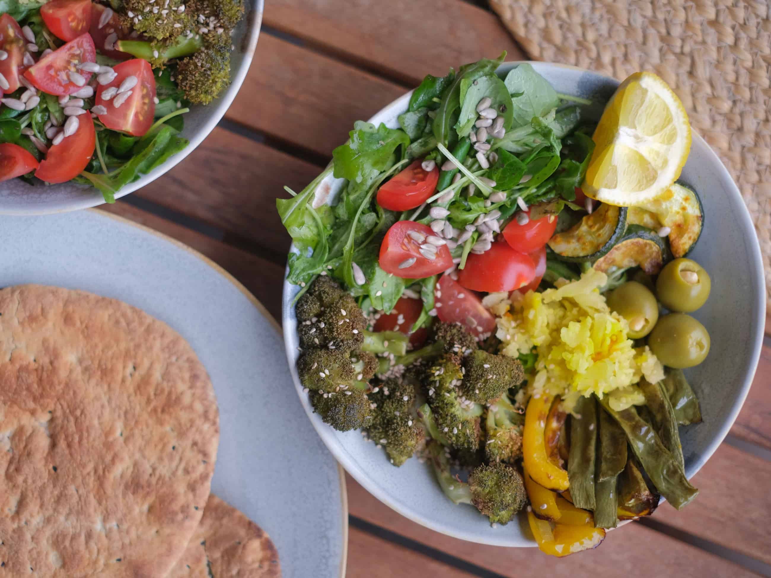 Buddha Bowl mit Ofengemüse und kurkuma blumenkohl