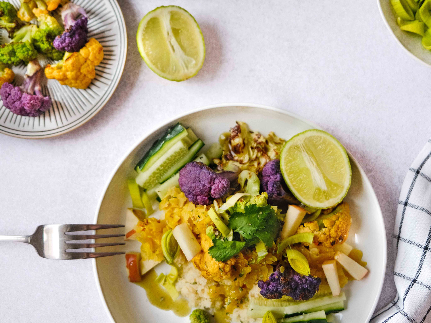 Couscous-Salat mit Apfel und der kurkuma blumenkohl