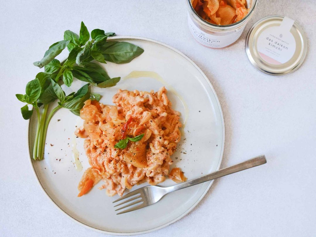 Vegane Kimchi Mac 'n Cheese mit daikon kimchi