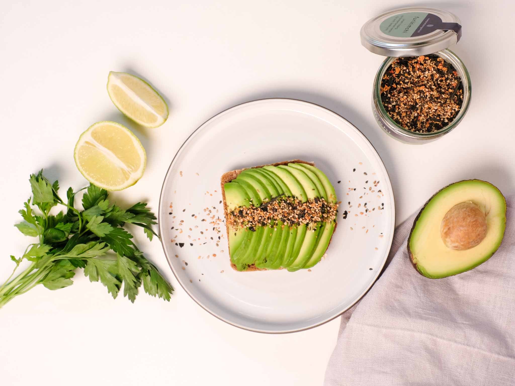 Avocado Toast getoppt mit furikimchi