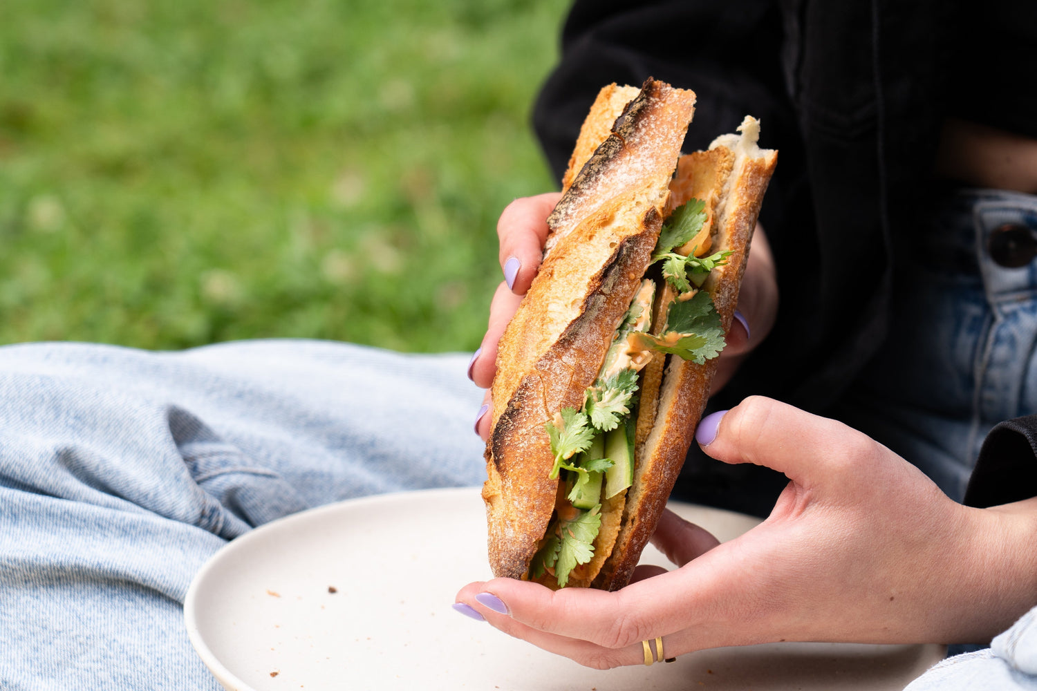 Veganes Banh mi Sandwich mit Kimchi und Sriracha
