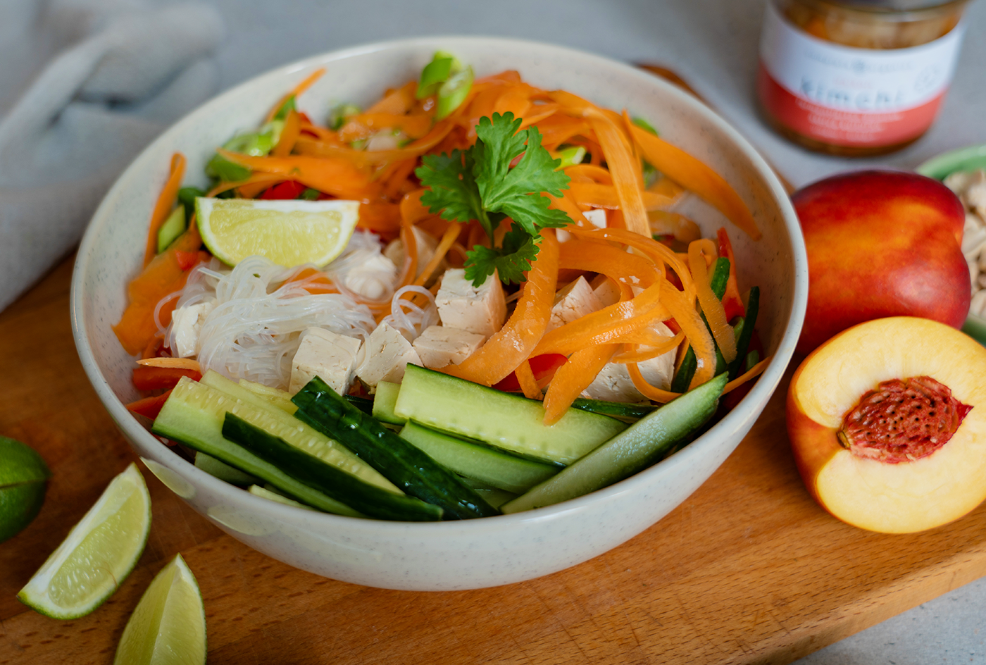 Glasnudelsalat mit Daikon Kimchi und Nektarinen