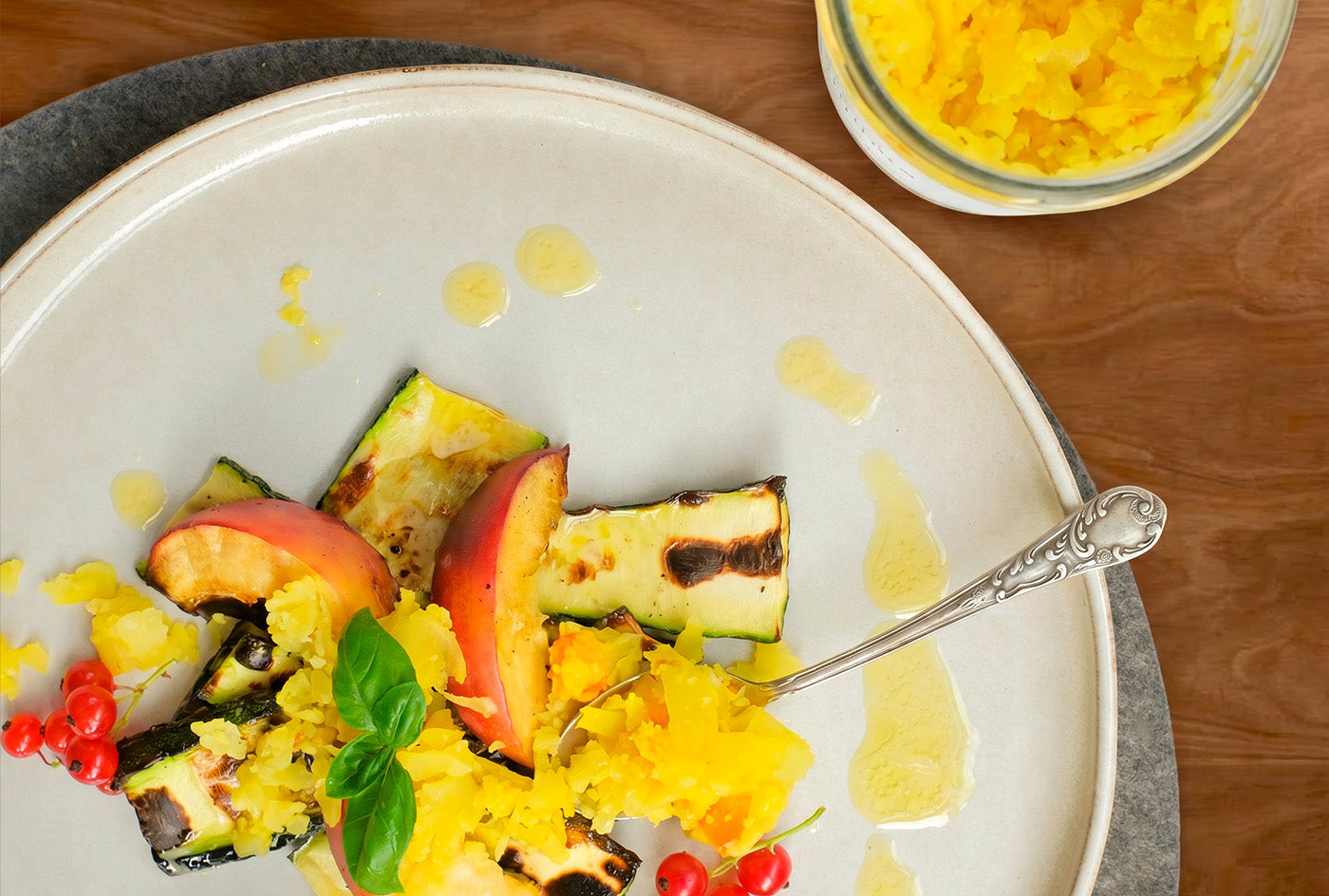 Sommersalat mit gegrillten Pfirsichen, Zucchini und Kurkuma Blumenkohl