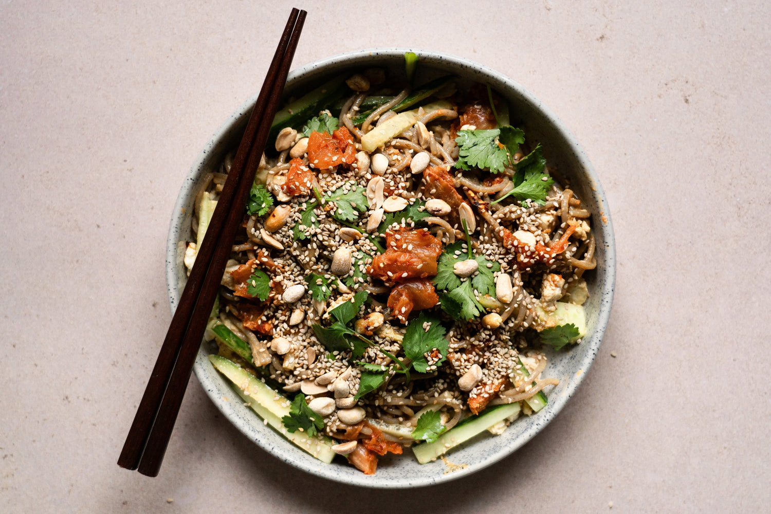 Veganer Buchweizen-Nudelsalat mit Kimchi und Chili Crisp