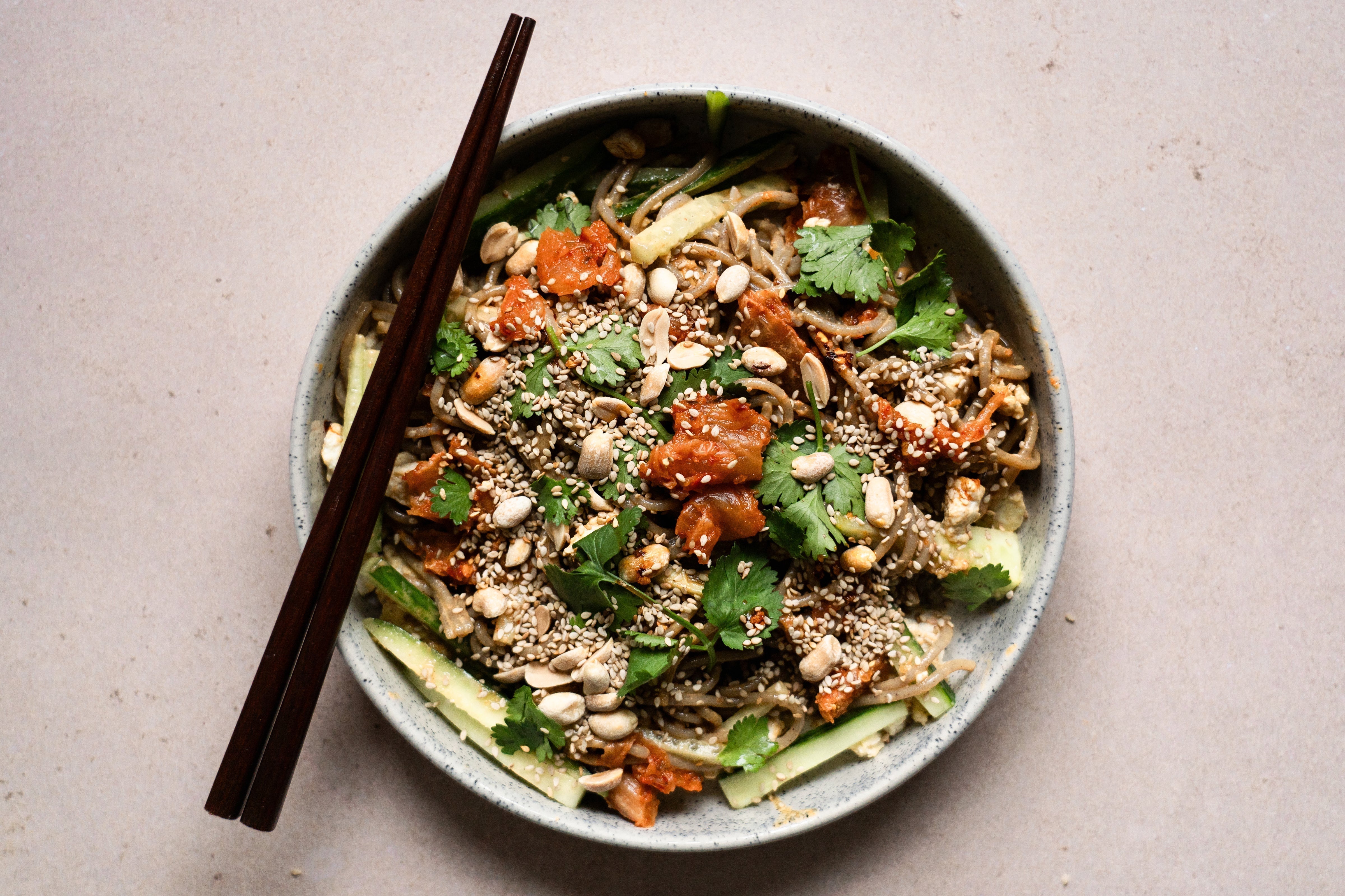 Veganer Buchweizen-Nudelsalat mit Kimchi und Chili Crisp
