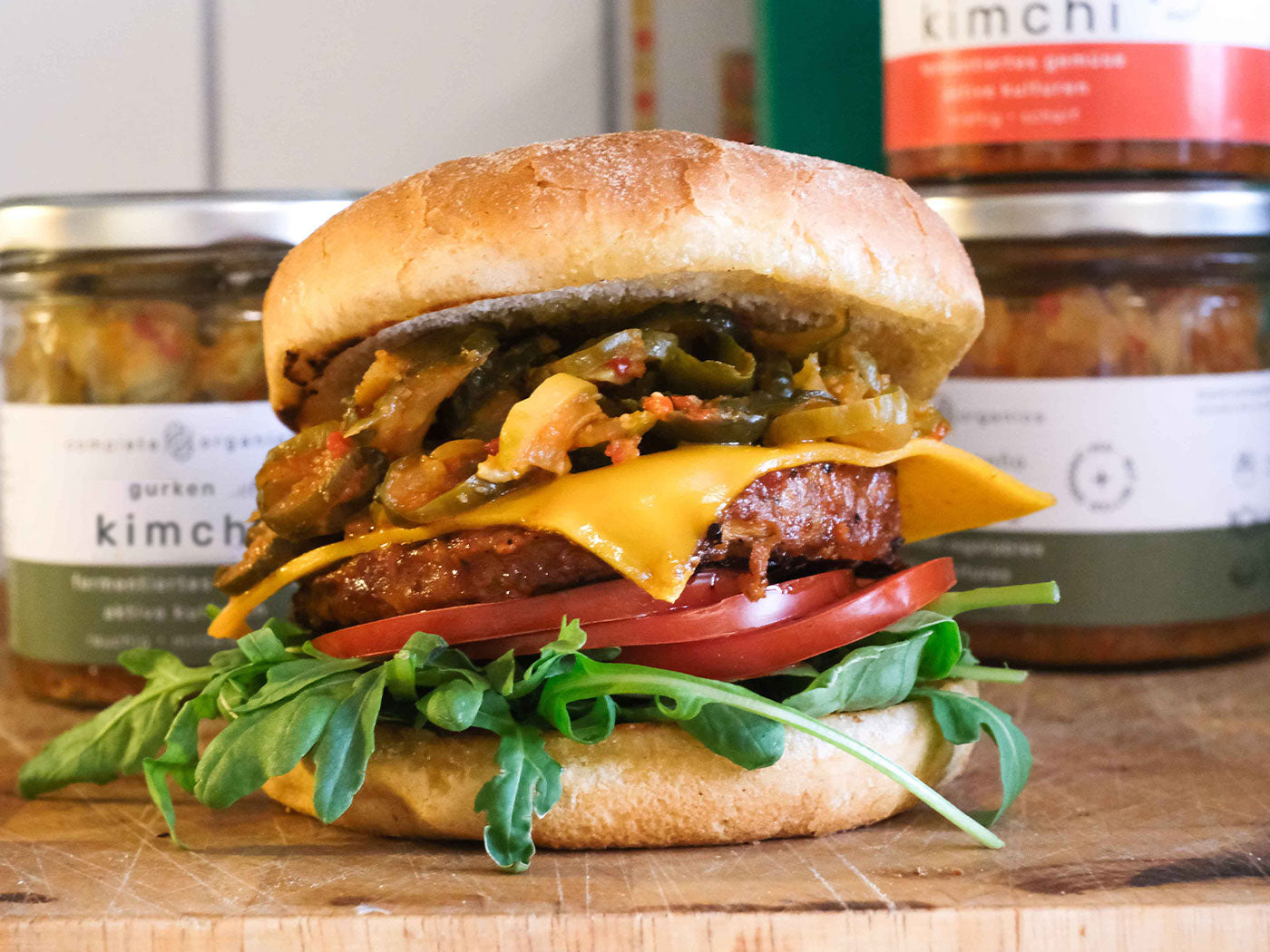 Burger getoppt mit gurken kimchi