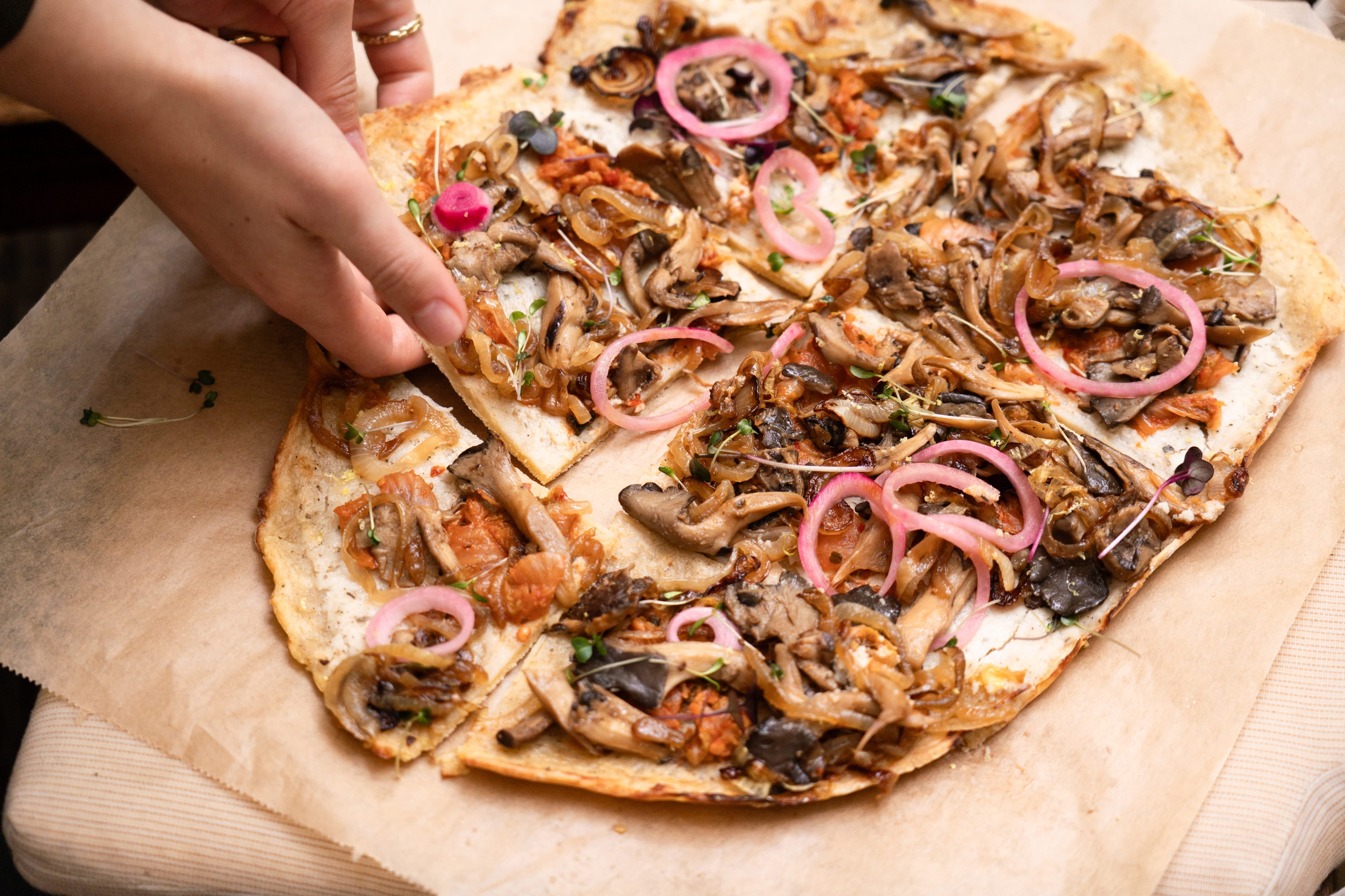 Veganer Flammkuchen mit Pilzen und Kimchi vegan