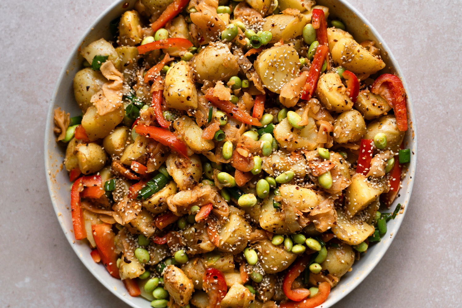 Veganer Kartoffelsalat mit Kimchi und Chili