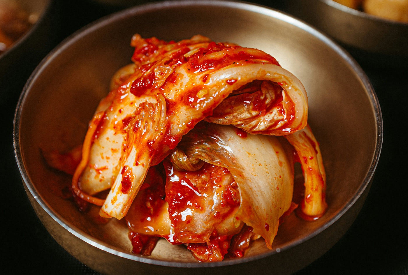 Veganes Kimchi in einer Metallschale angerichtet