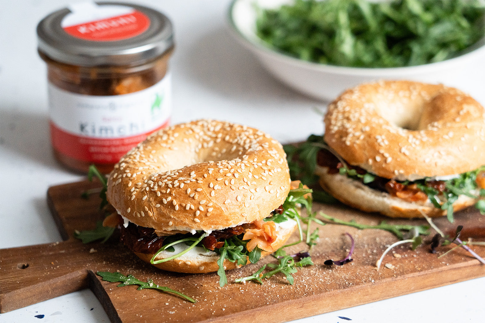 2 Bagel mit Rucola, getrockneten Tomaten und Spicy Kimchi