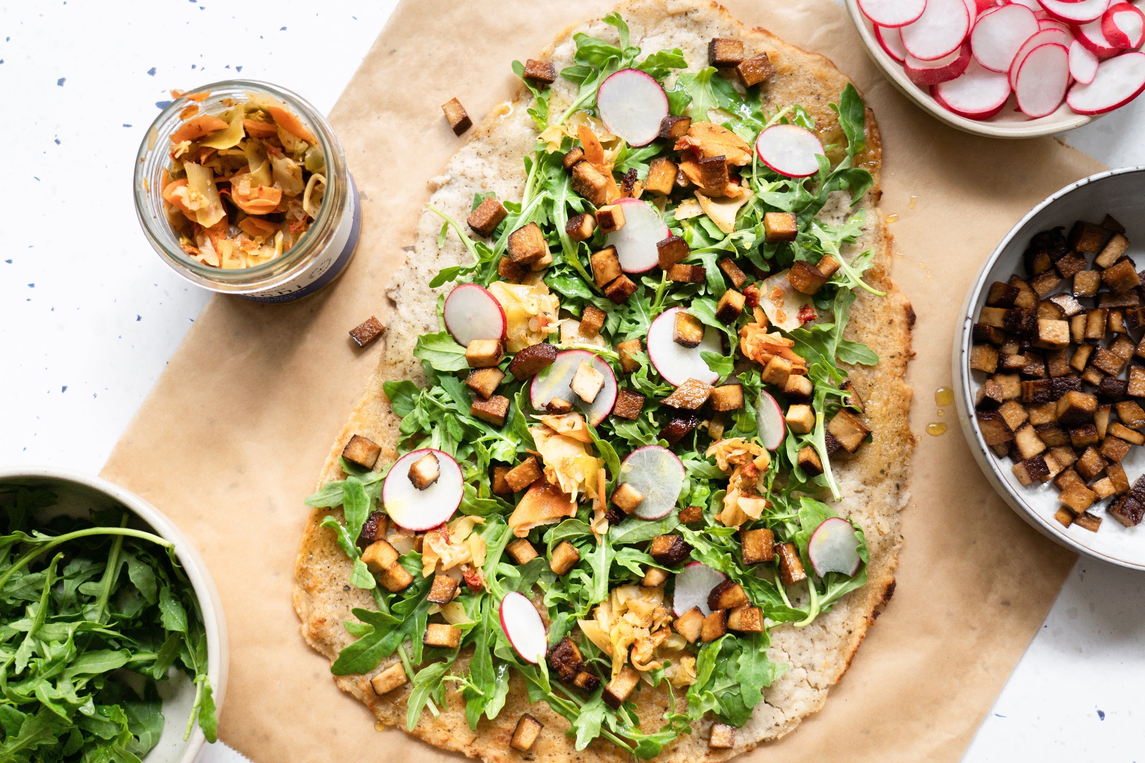 Mediterraner Flammkuchen mit Kimchi vegan