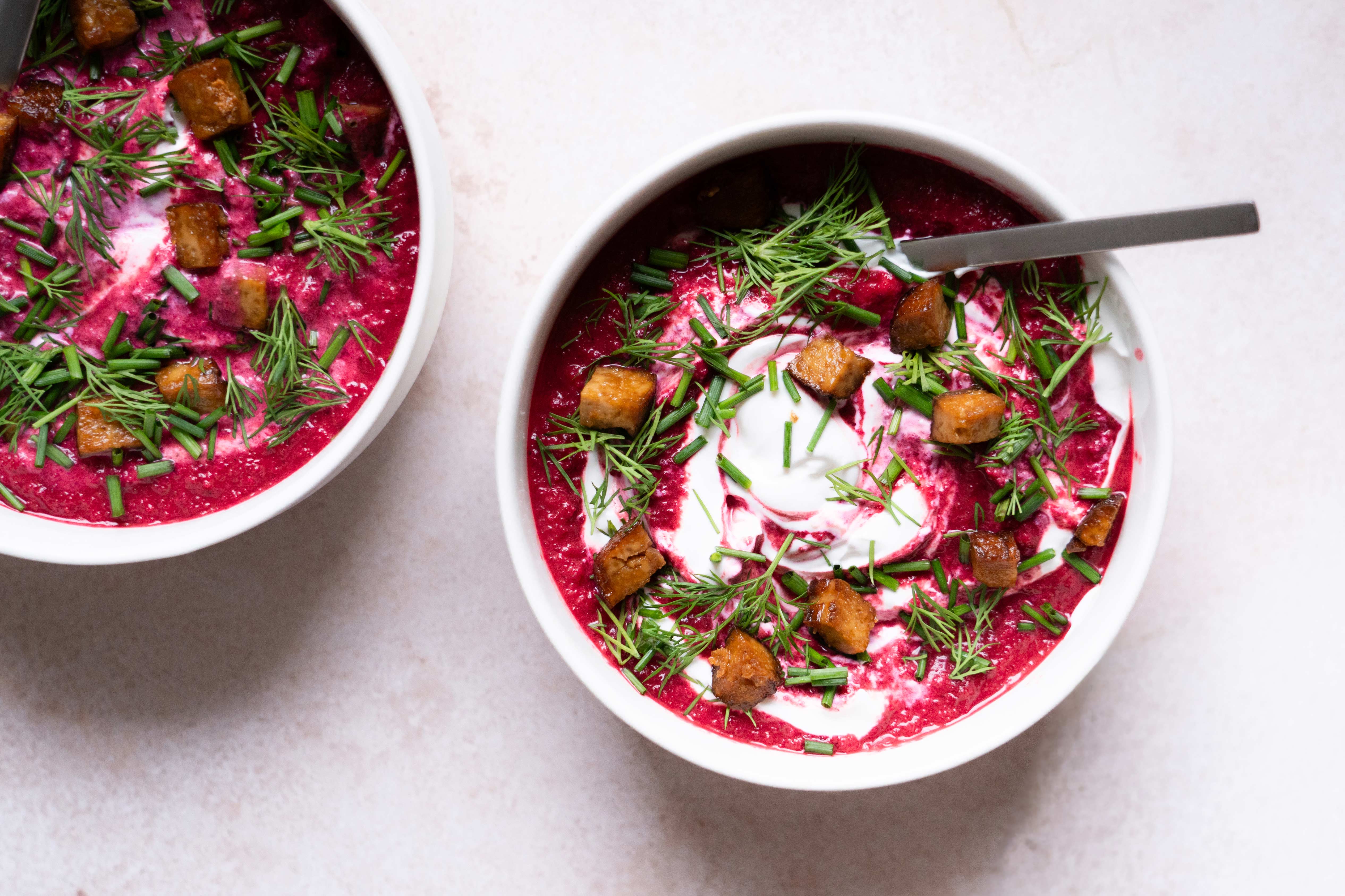 Rote-Beete-Suppe mit knusprigen Tofu-Croutons