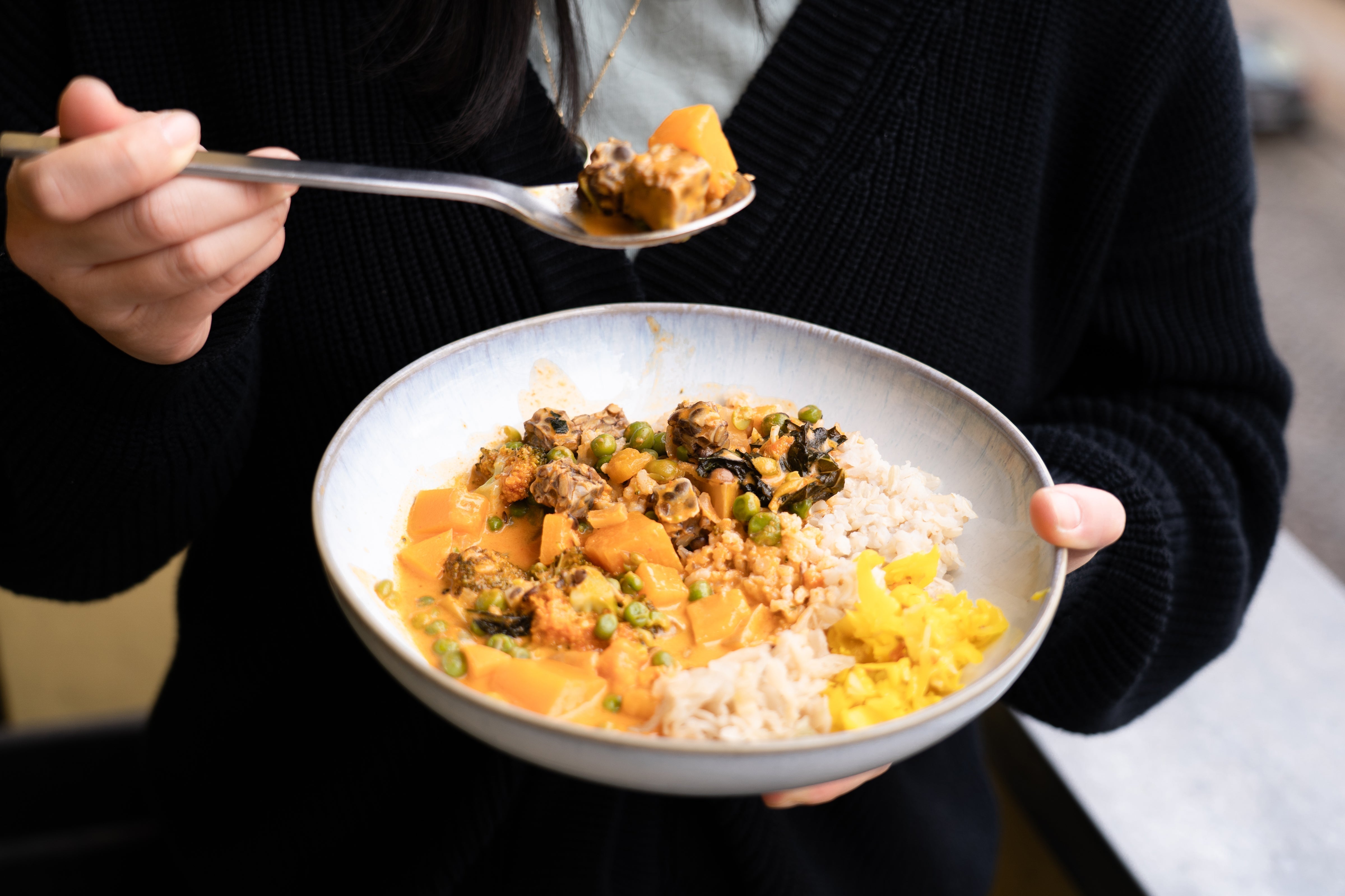 Rotes Curry mit Tempeh, frischem und fermentiertem Gemüse