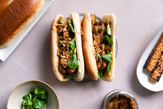 Tempeh-Hot-Dogs mit Gurken Kimchi vegan