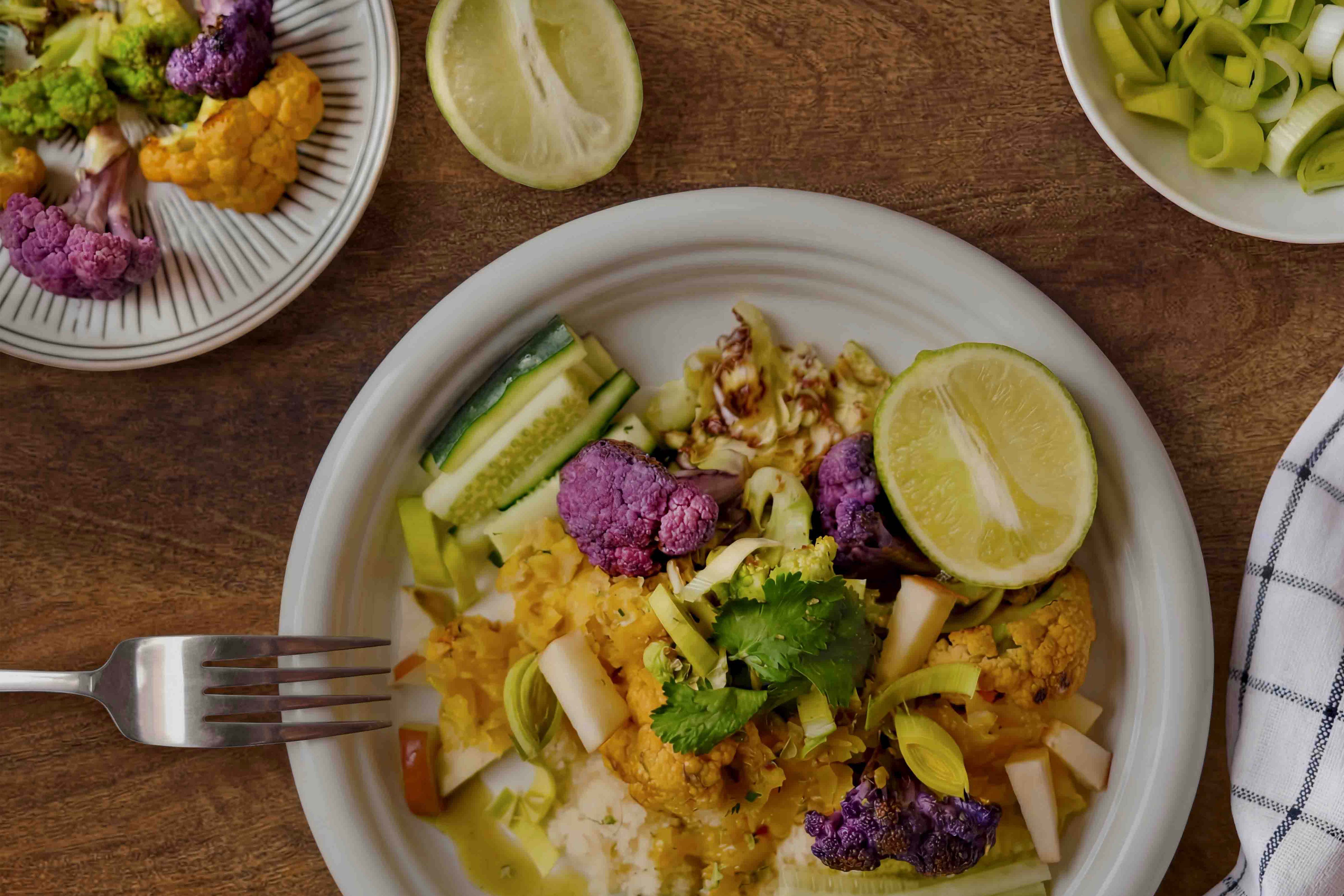 Couscous-Salat mit Apfel und Kurkuma Blumenkohl