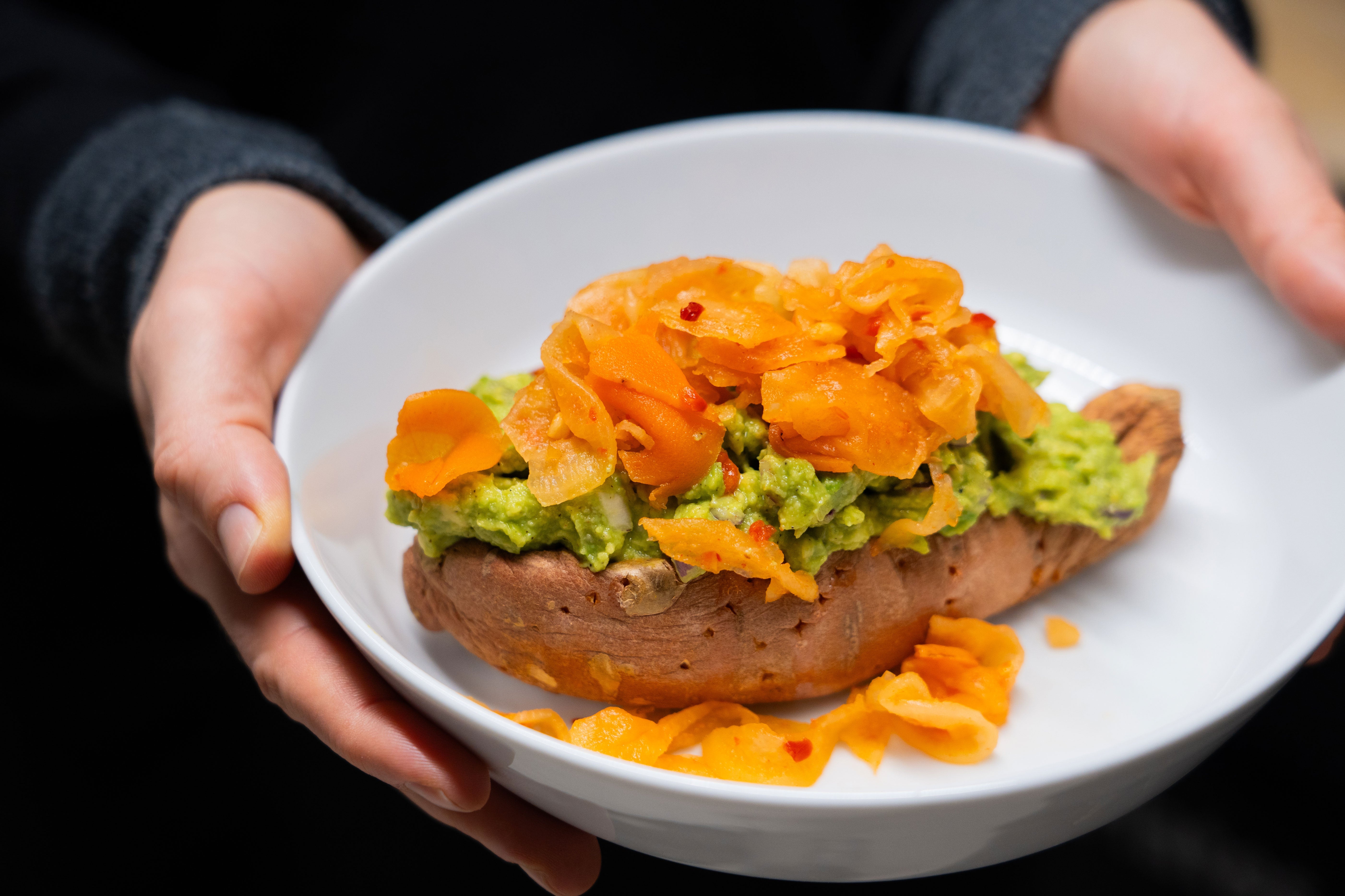Gebackene Süßkartoffel mit Guacamole und Kimchi