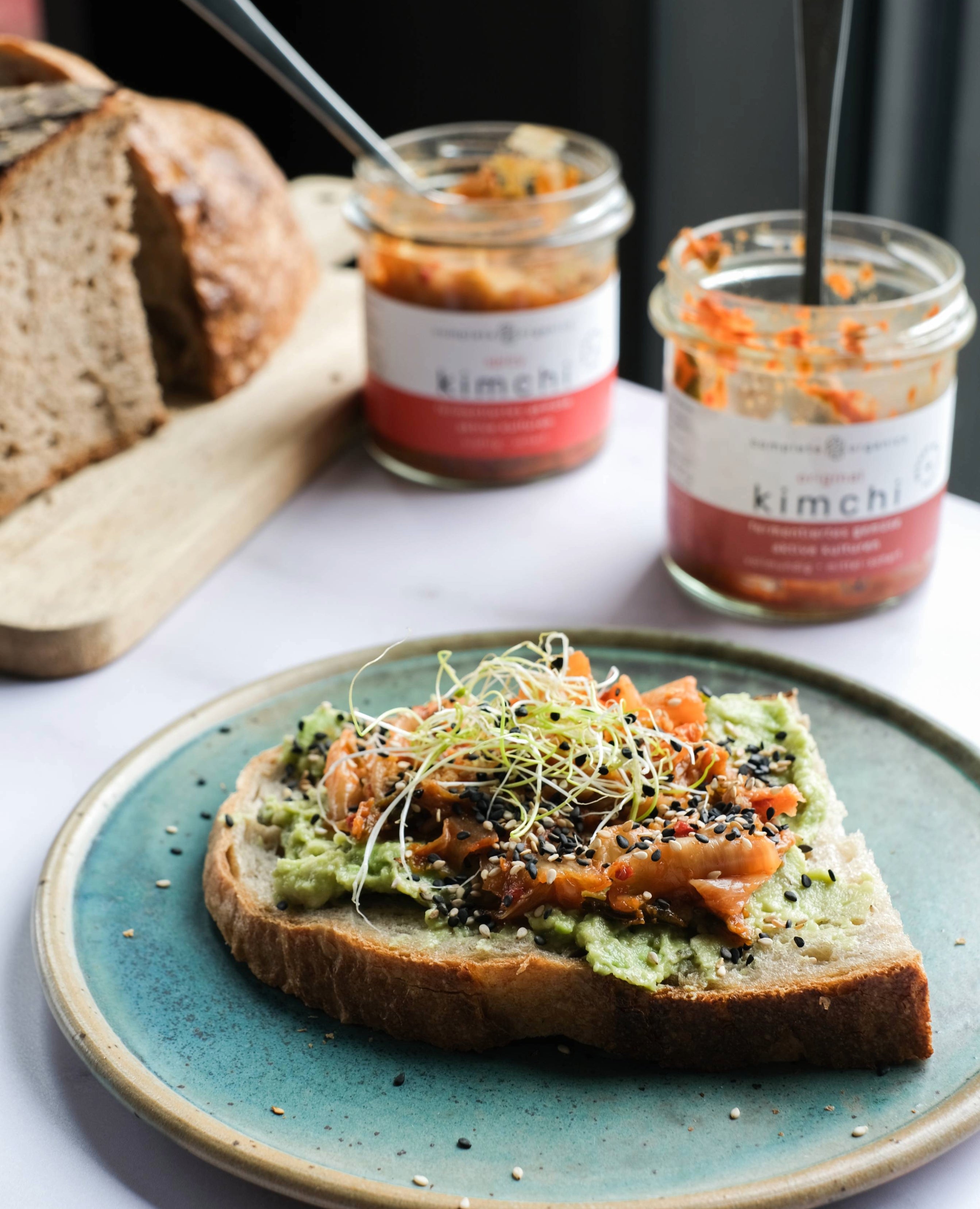 Avocadostulle mit original kimchi auf einem Teller