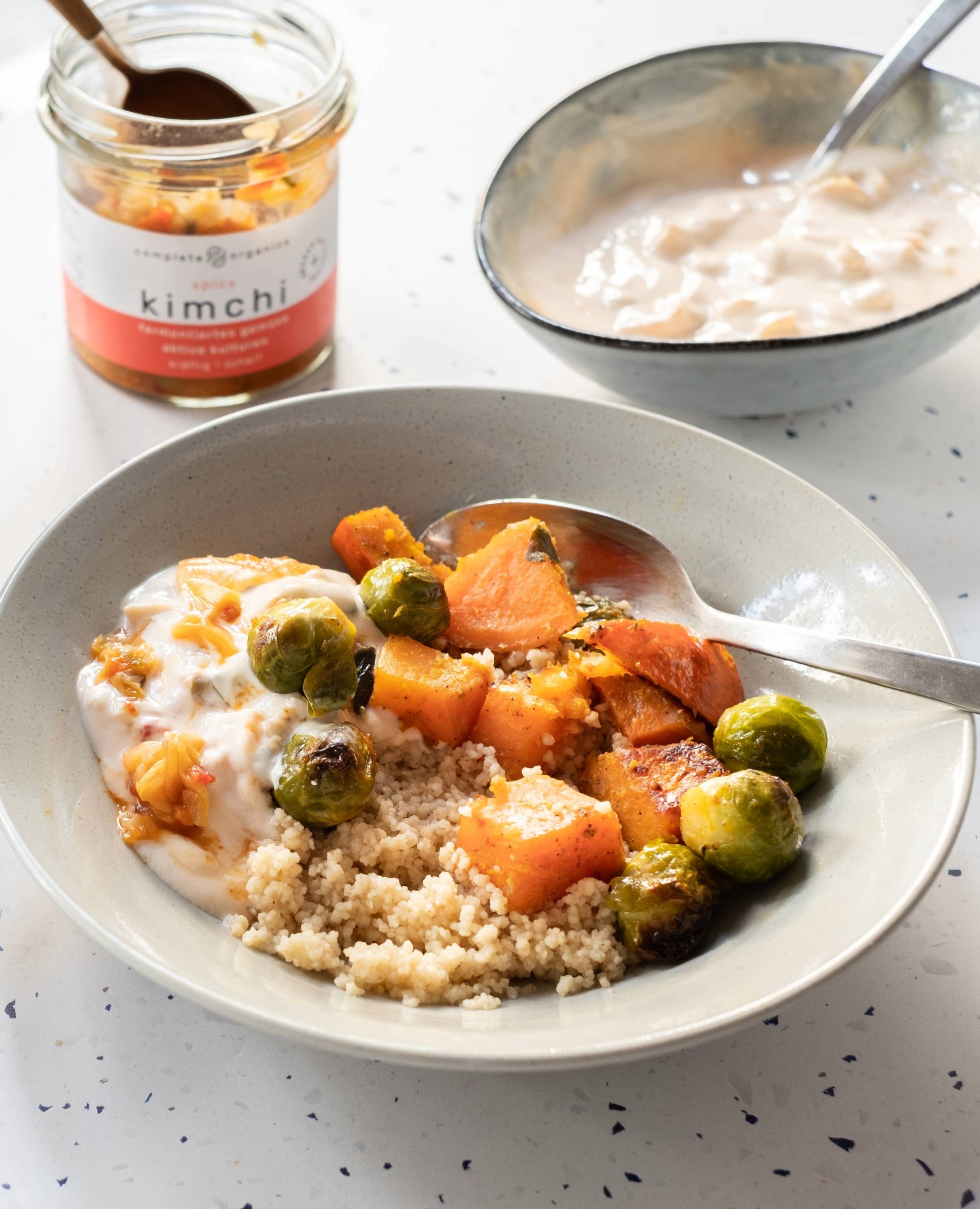 Couscous Bowl mit buntem Miso-Gemüse und spicy kimchi