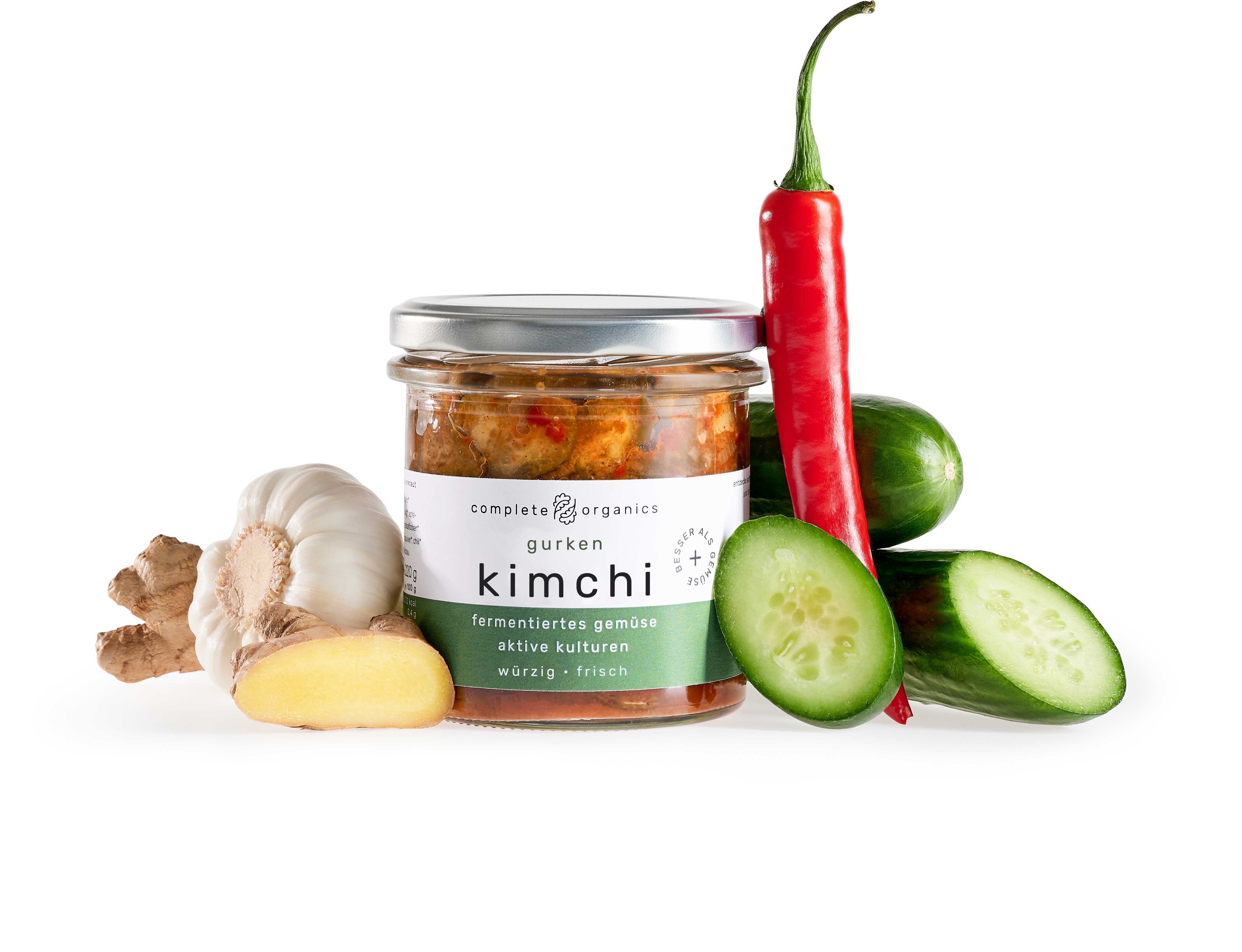 Fermentiertes Gurken Kimchi im Glas mit Gurken, Ingwer, Knoblauch und Chilischote