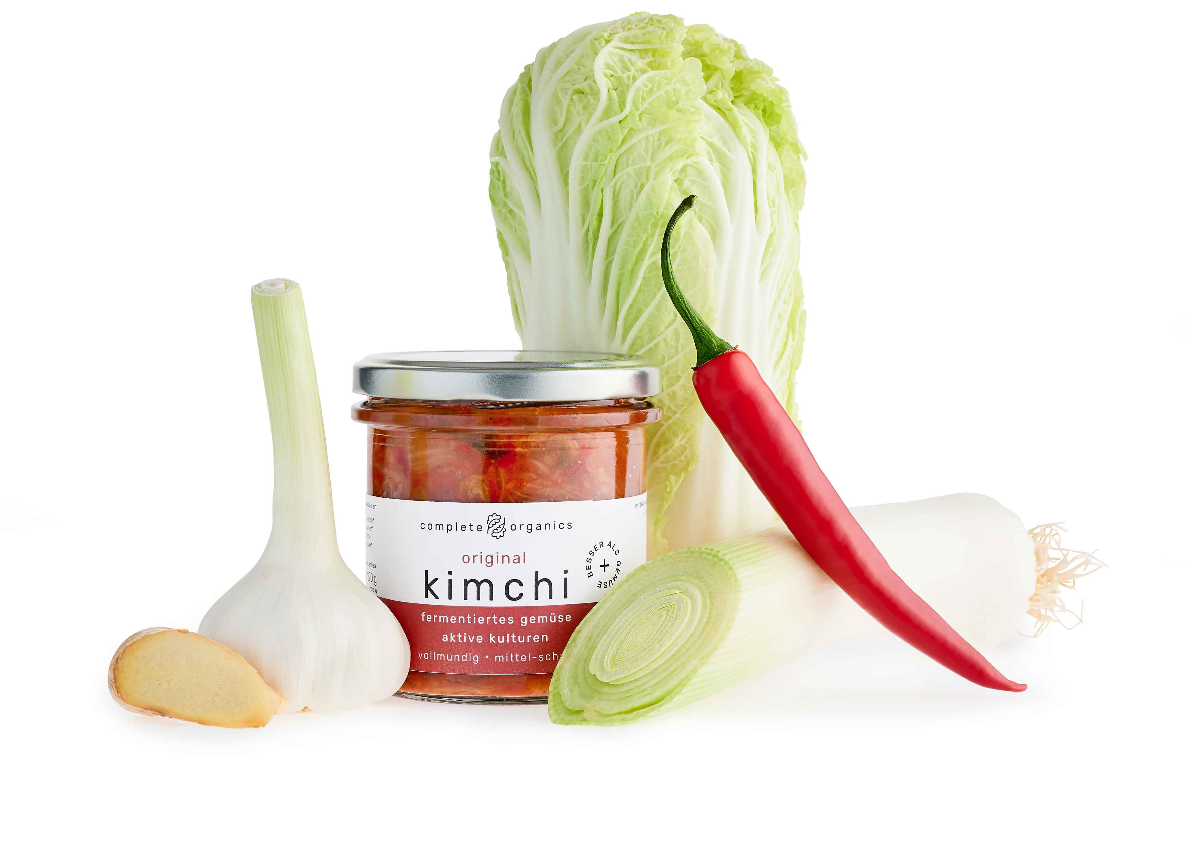 Fermentiertes Original Kimchi im Glas mit Chinakohl, Lauch, Knoblauch, Ingwer und Chilischote