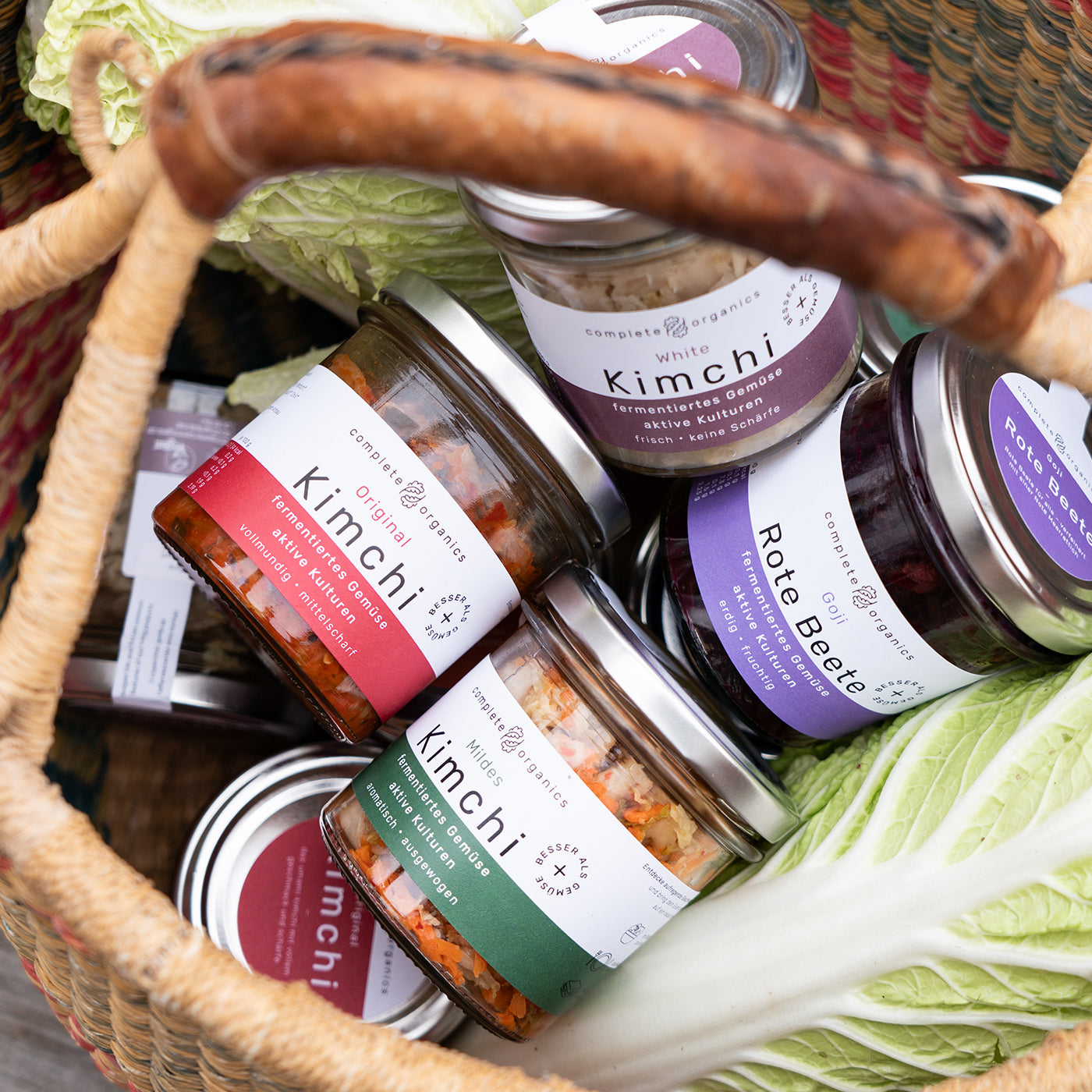 7 Gläser fermentiertes Gemüse im Korb mit Chinakohl